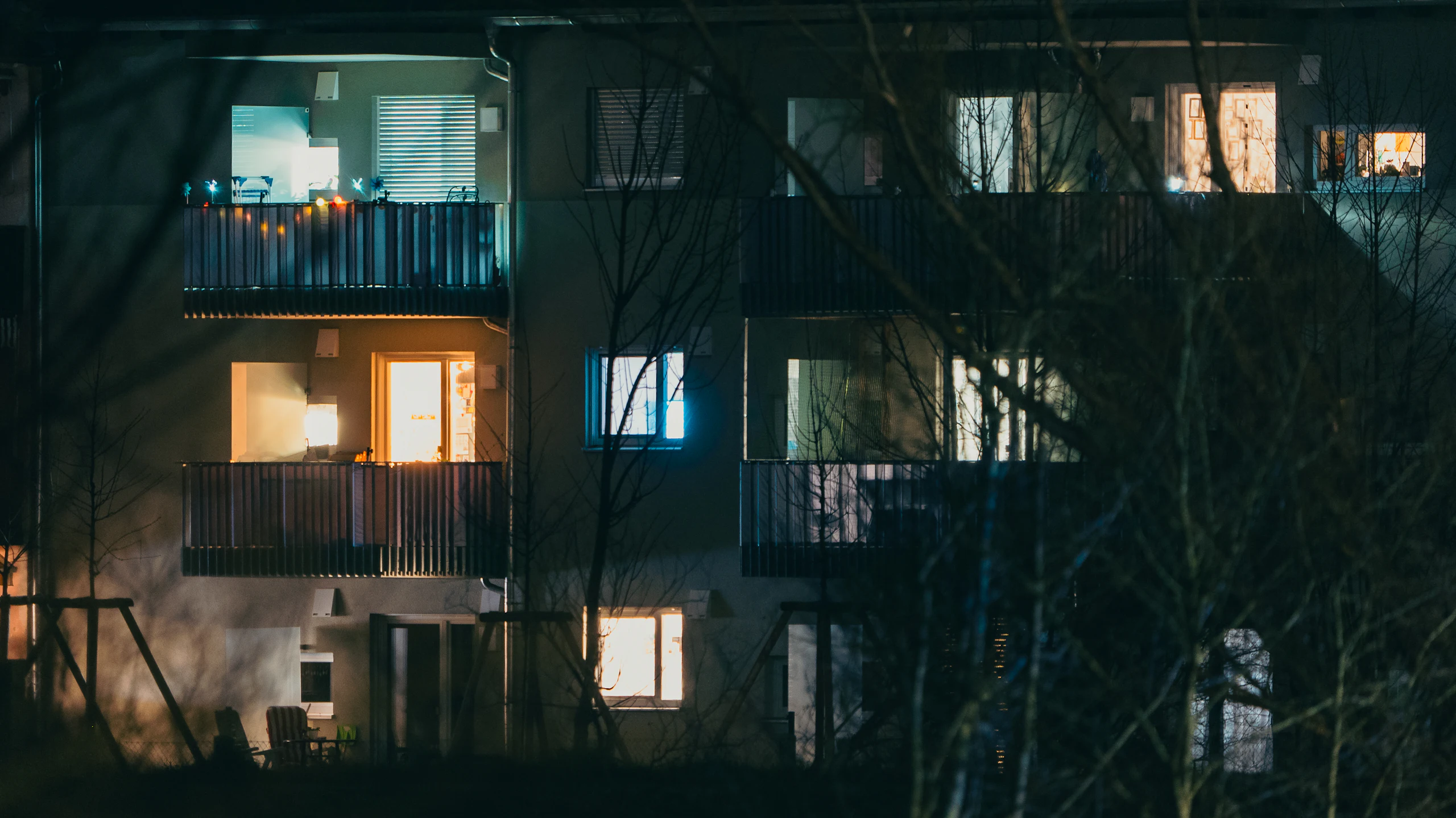 Janelas acesas de um edifício residencial à noite