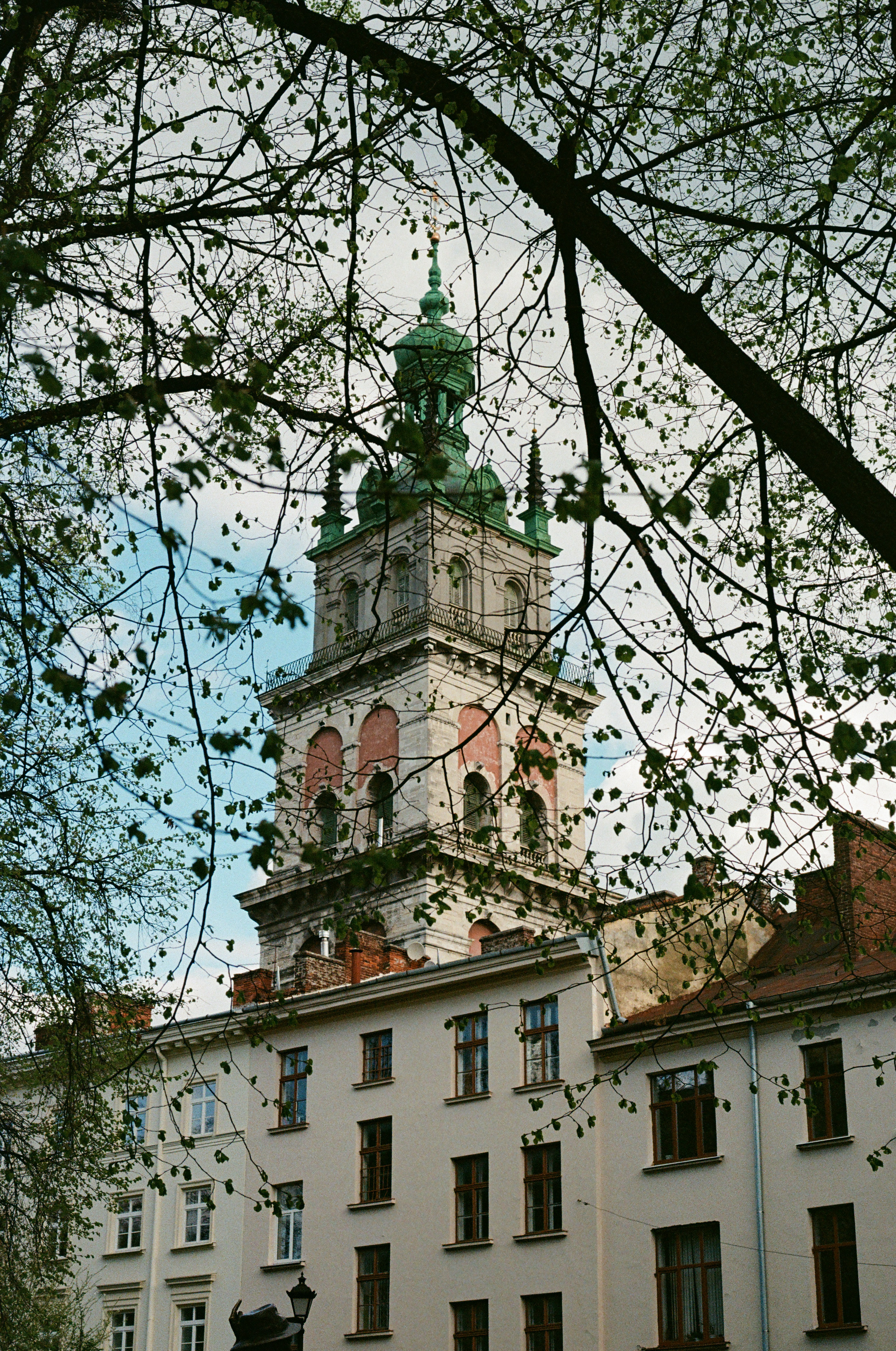 Ein hohes Gebäude mit einer Uhr auf der Spitze