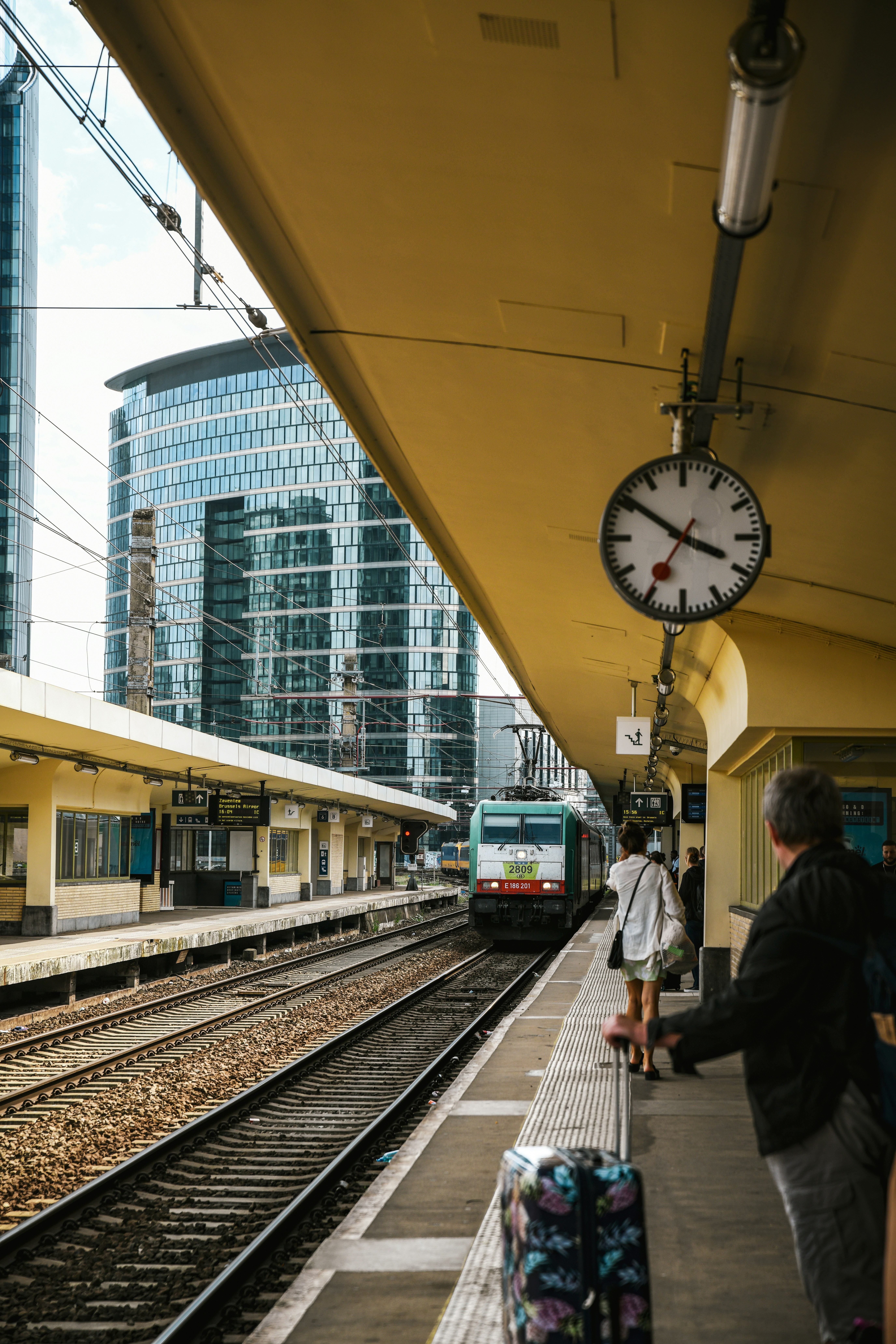 A train station with people waiting for the train photo – Free Brüssel ...