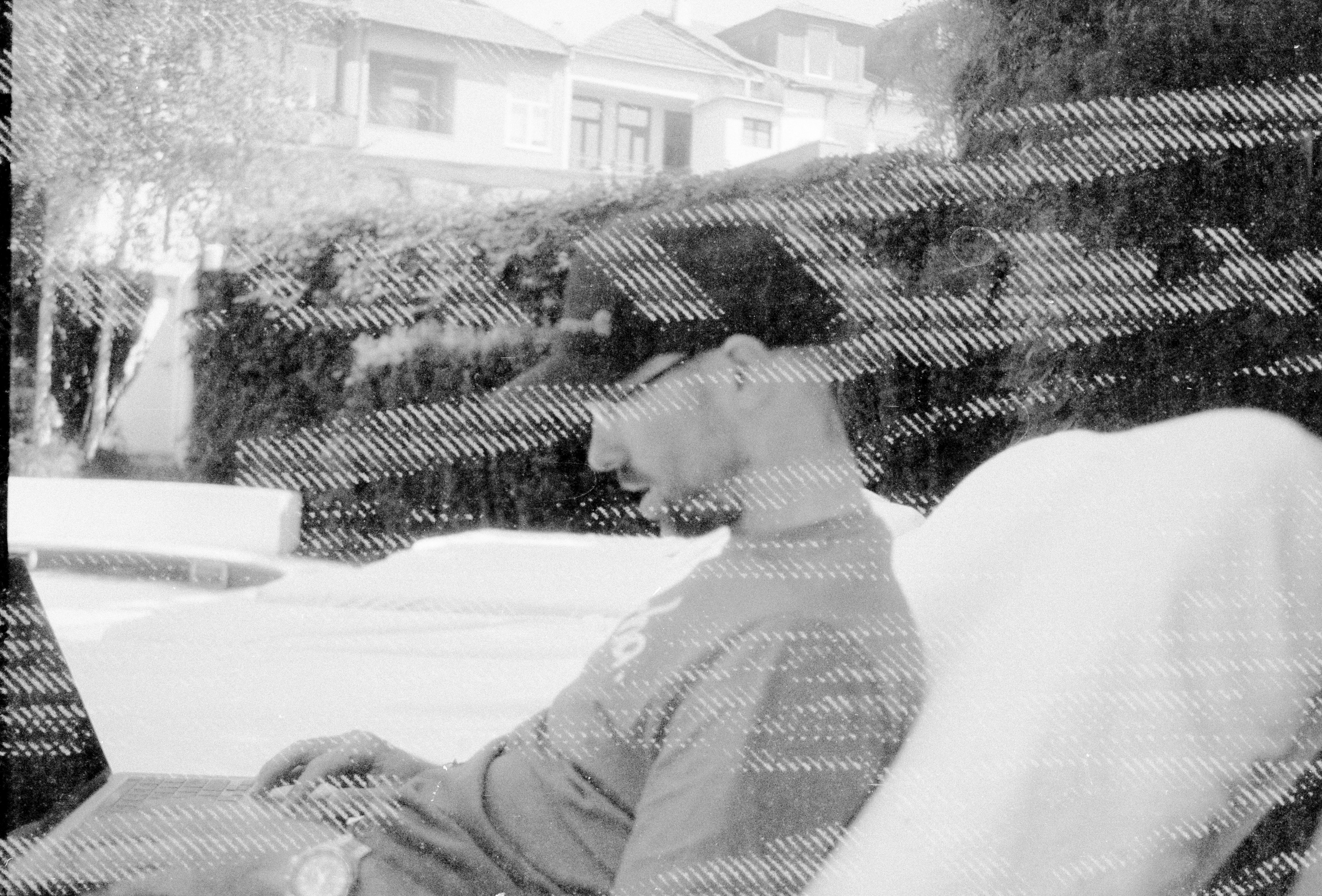 Gün batımında ufka doğru sakin bir şekilde bakan bir kişinin silüeti; biten bir aşkın ardından gelen içsel huzuru, olgunluğu ve kazanılan bilgeliği temsil ediyor.