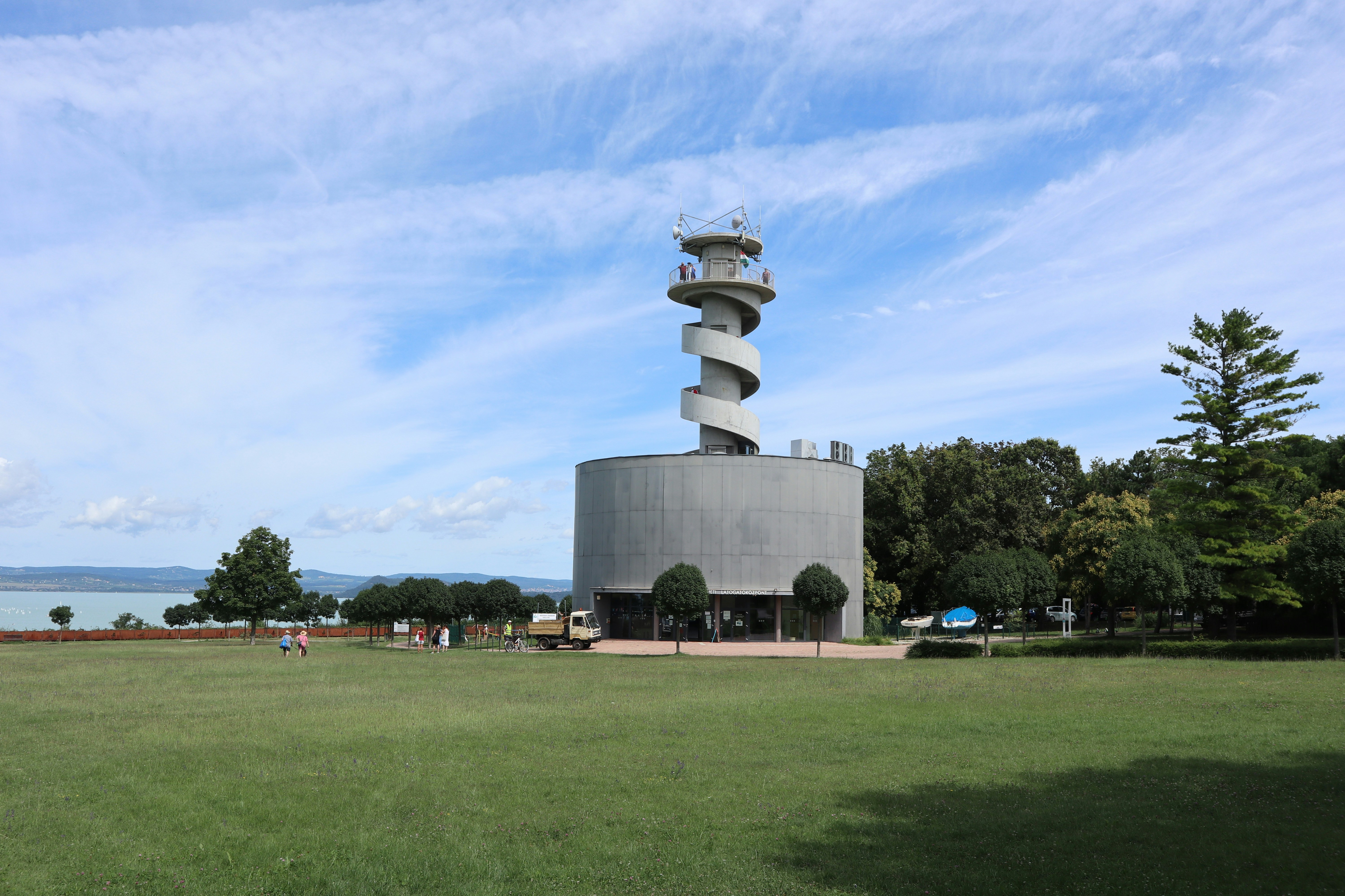A tall tower sitting on top of a lush green field
