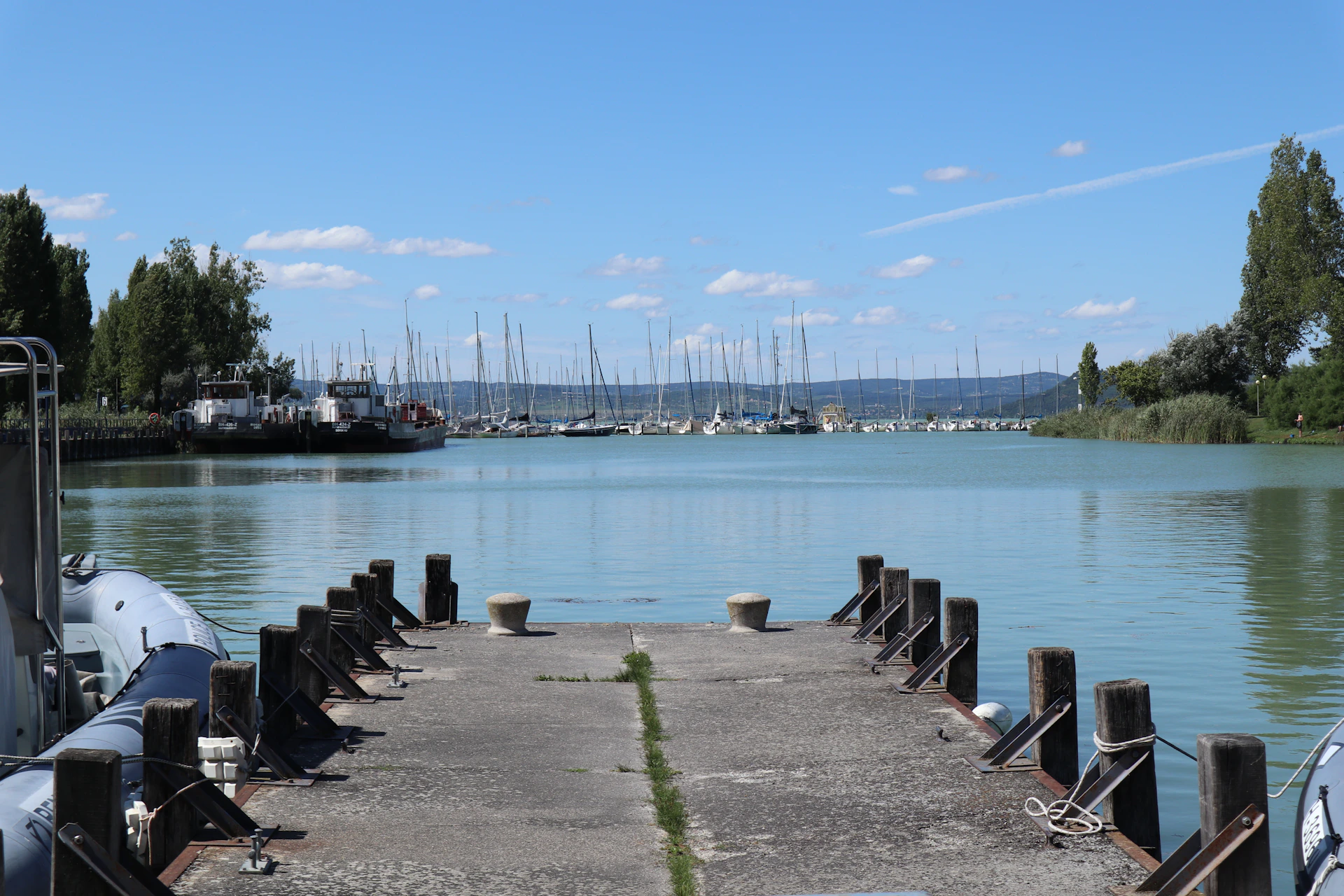 A boat docked at a dock on a lake