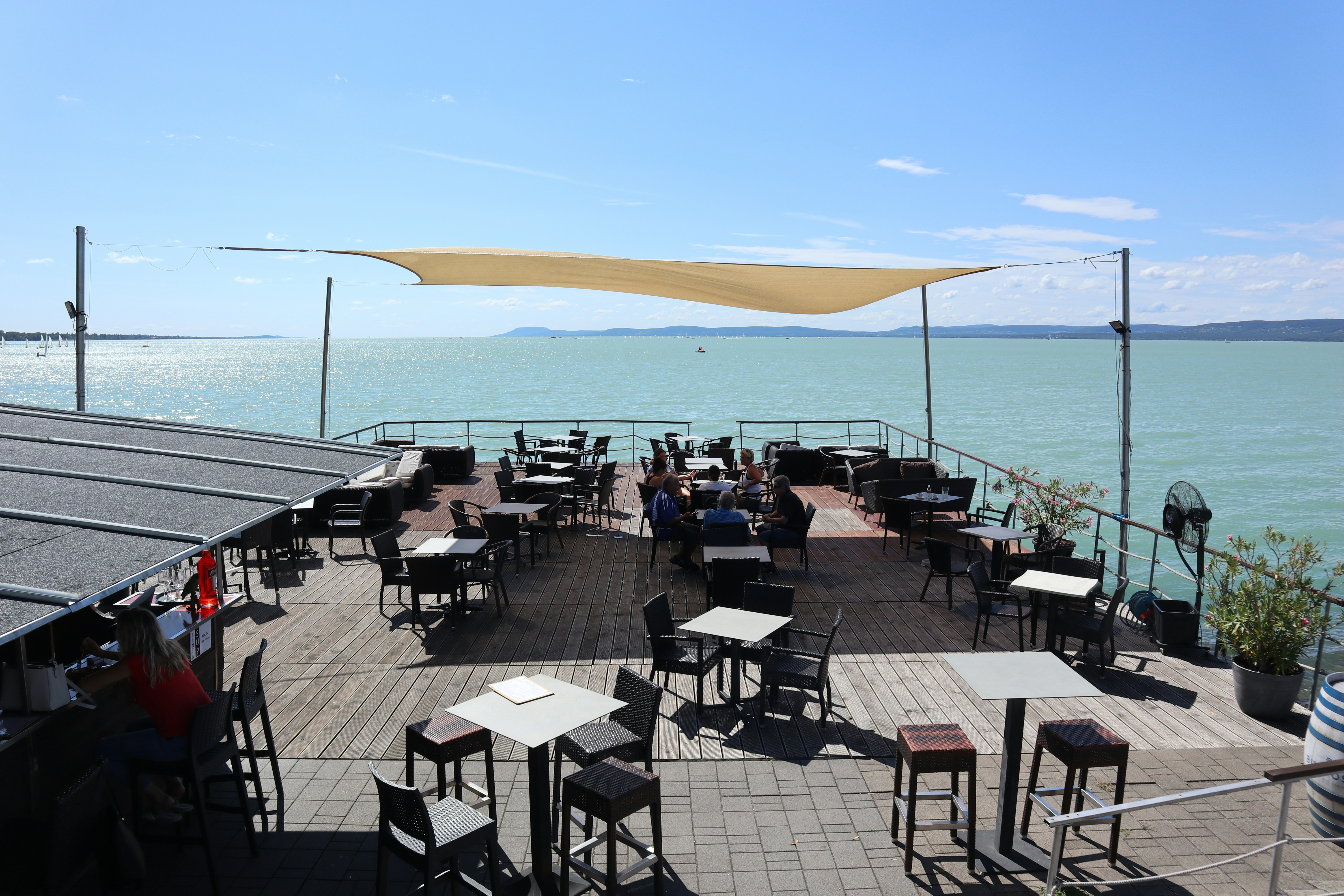 A restaurant with a view of the ocean