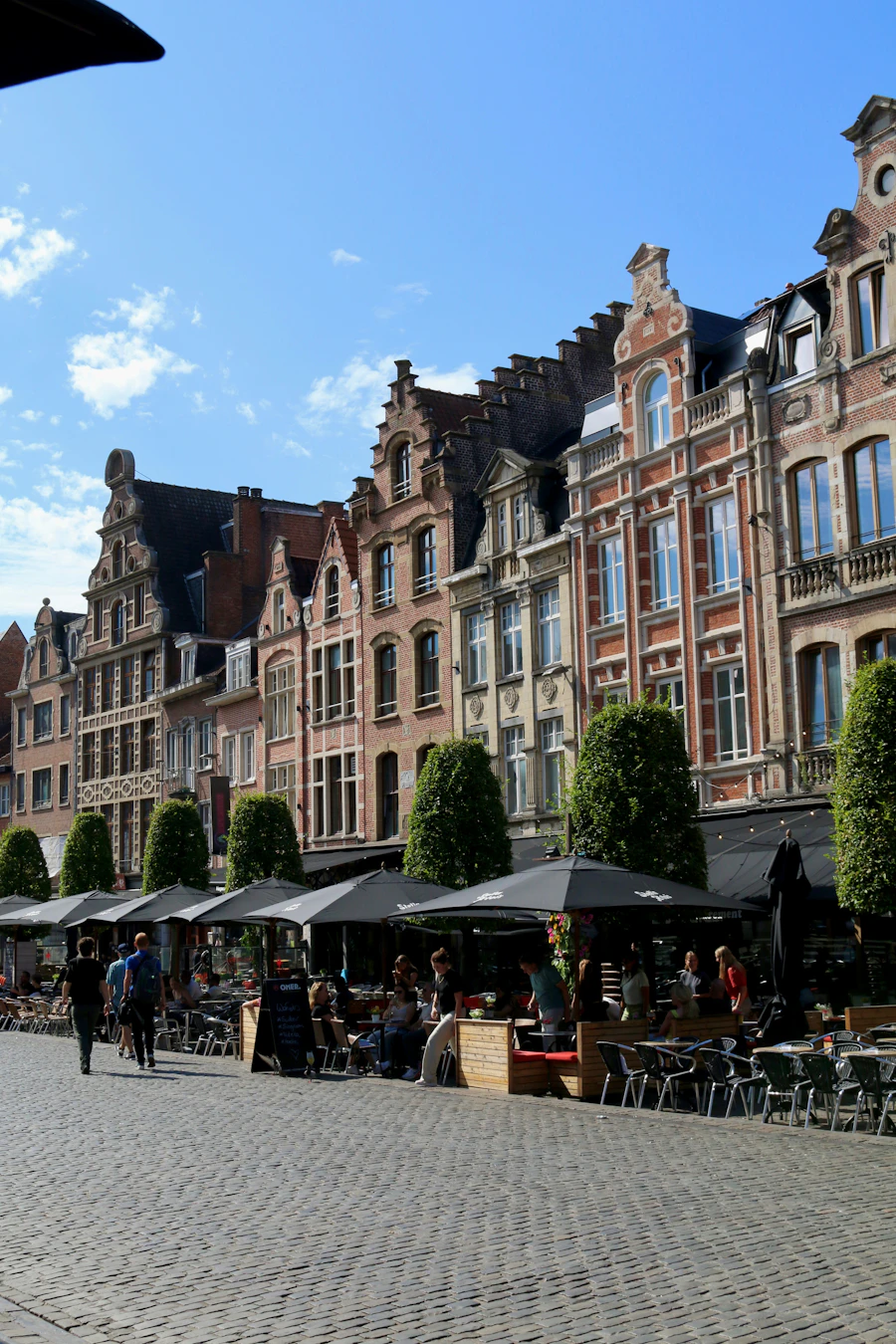Кафе и исторические фасады на площади Oude Markt в Лёвене
