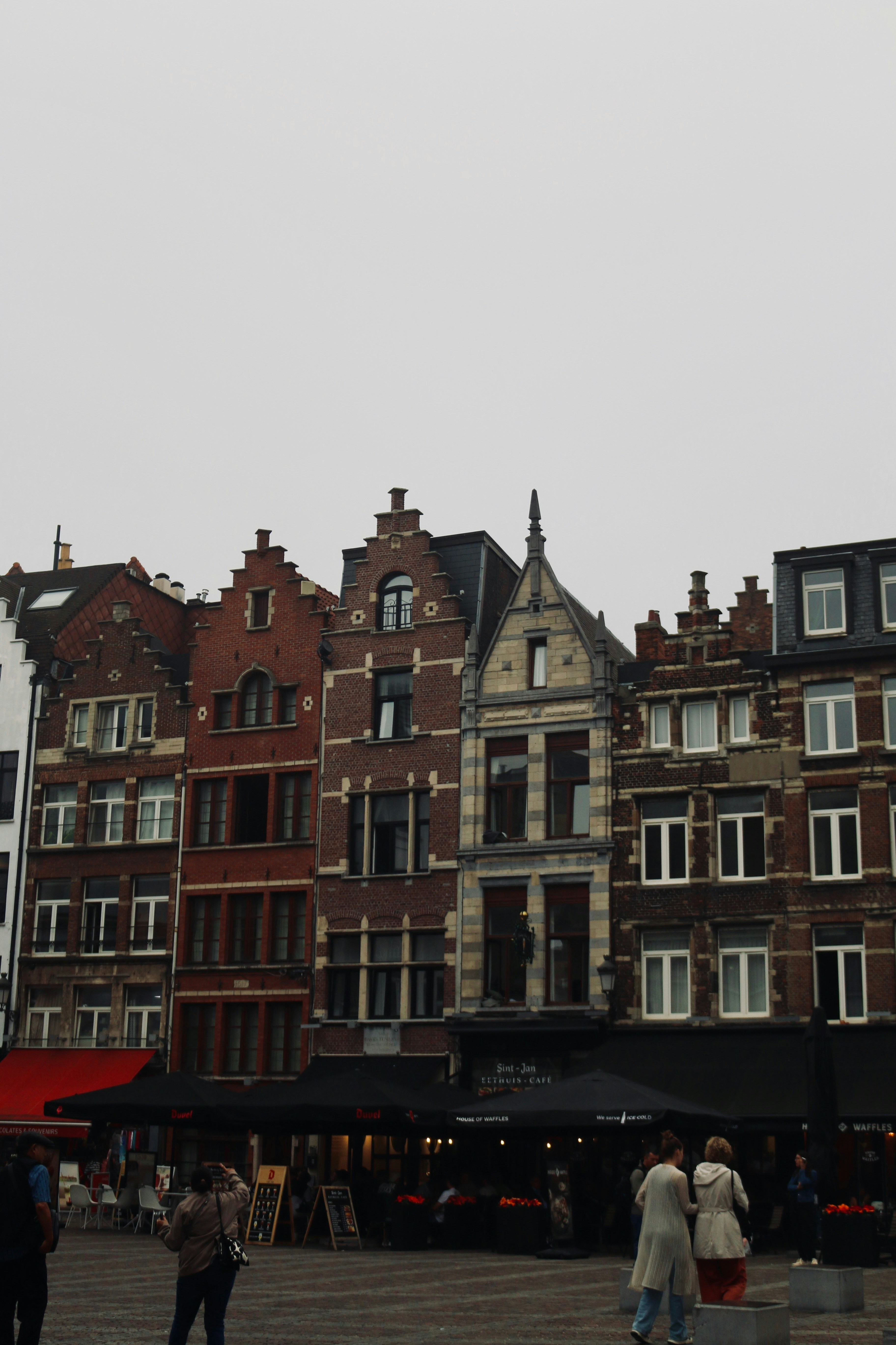 Um grupo de pessoas em frente a um prédio alto