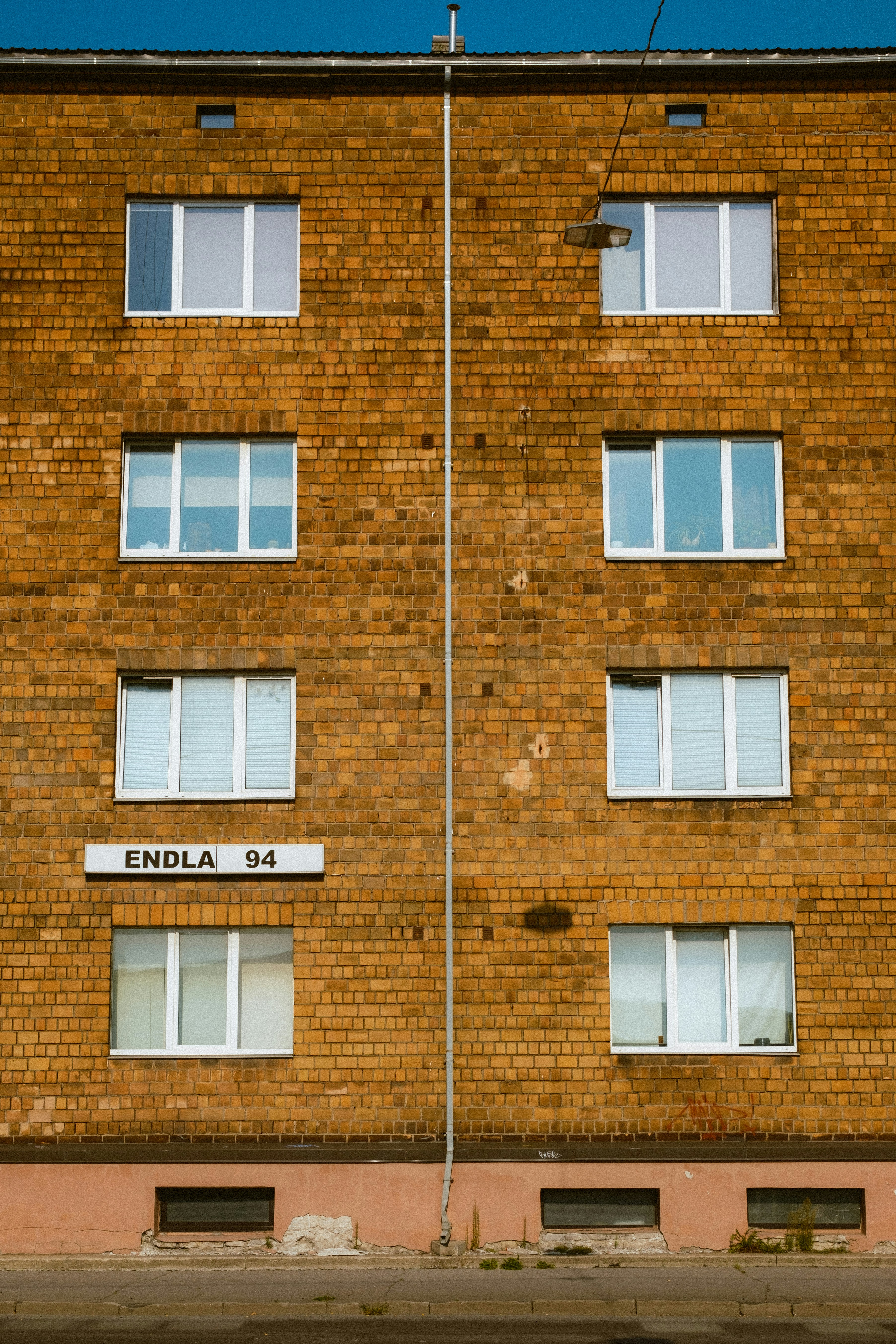 A tall brick building sitting next to a street