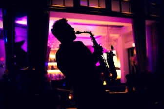 Saxofonist som spelar live på event i Stockholm