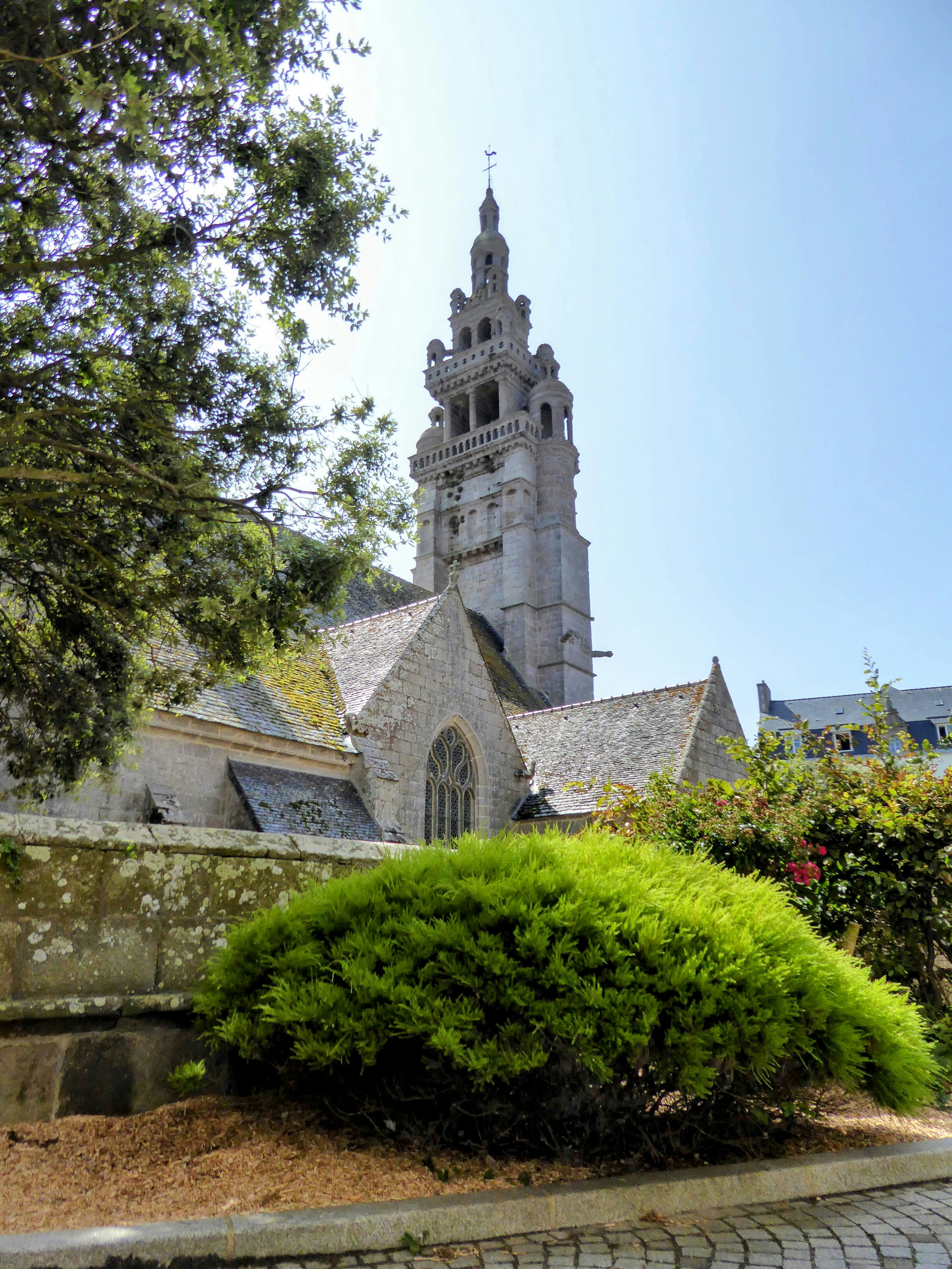 Eine Kirche mit einem Uhrturm im Hintergrund
