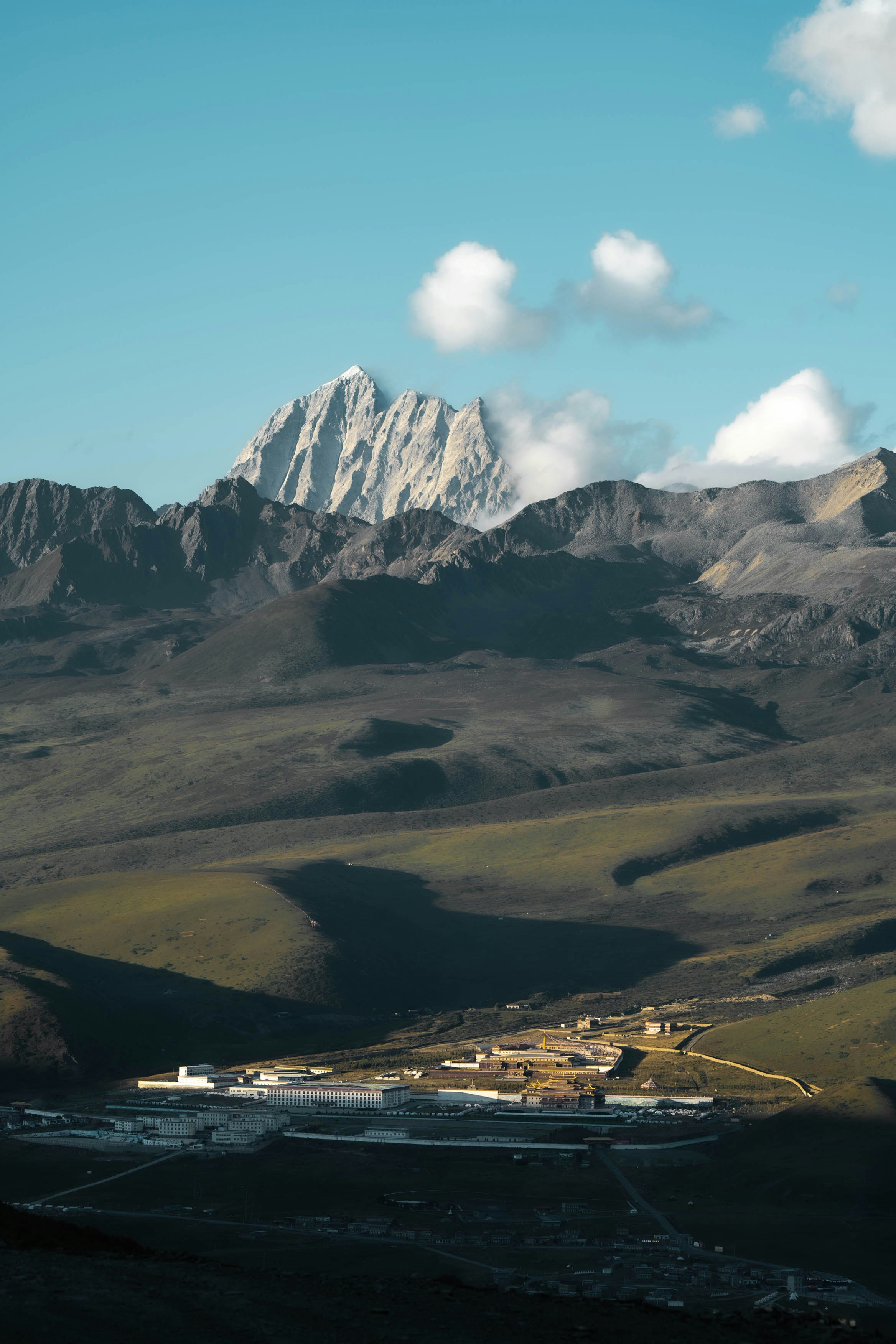 Une vue panoramique d’une chaîne de montagnes avec un bateau de croisière au premier plan