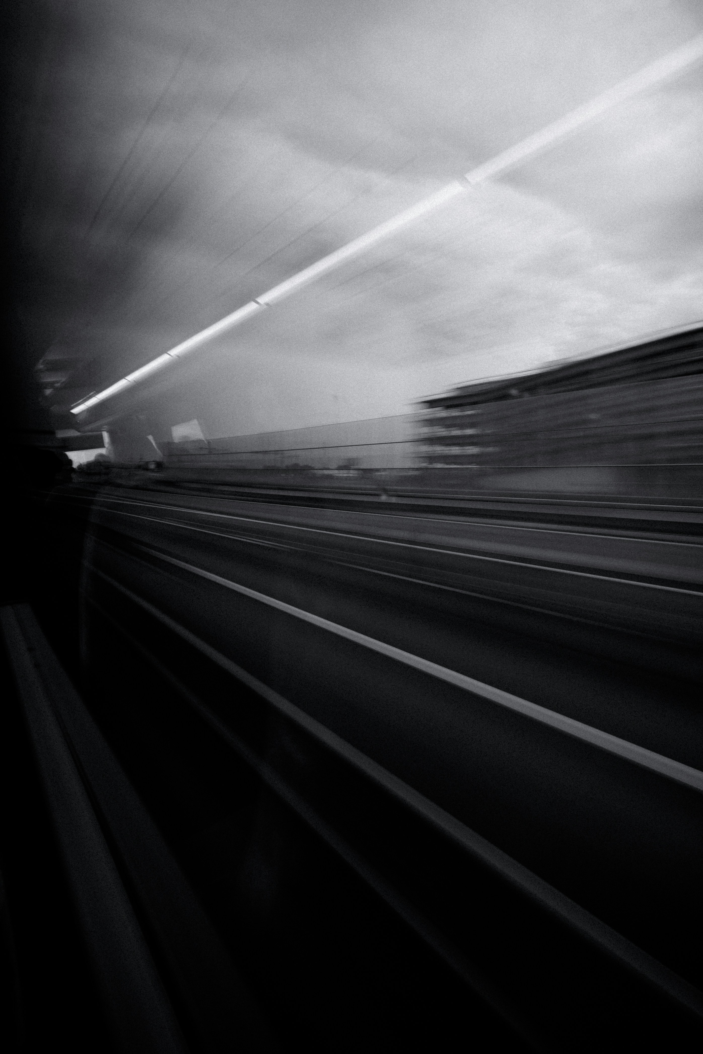 Ein Schwarz-Weiß-Foto eines vorbeifahrenden Zuges