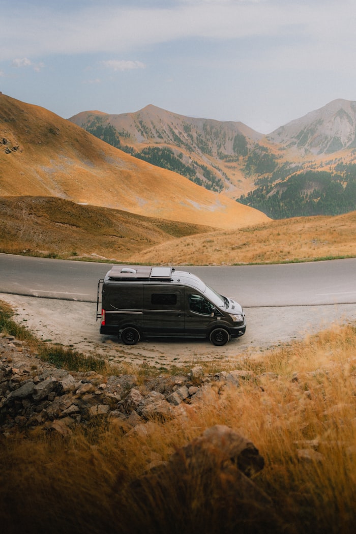 Van gar&eacute; sur le bord d&rsquo;une route dans les Alpes fran&ccedil;aises