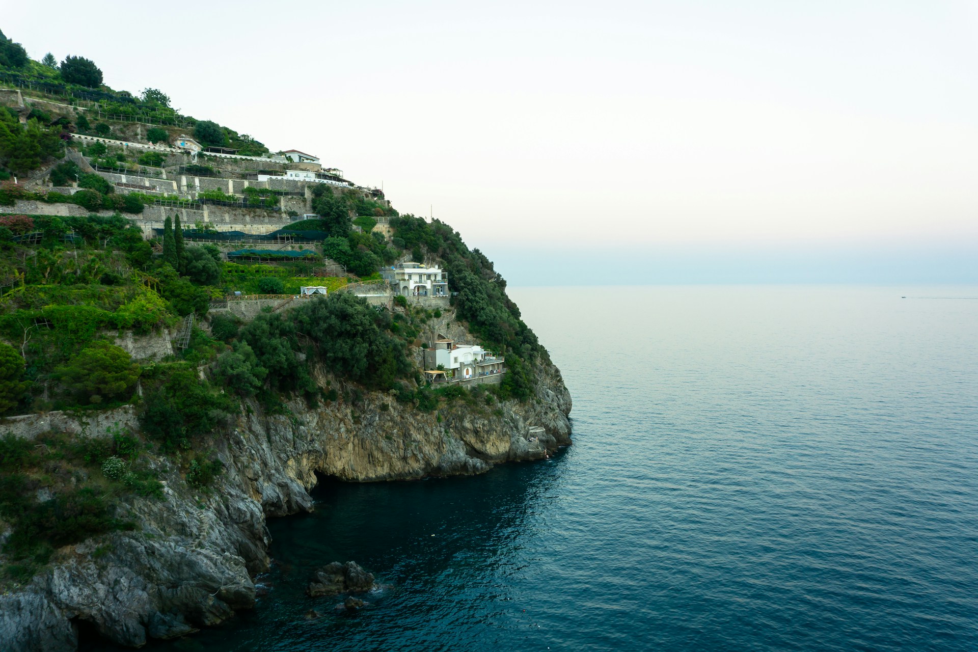 A view of a cliff with houses on top of it