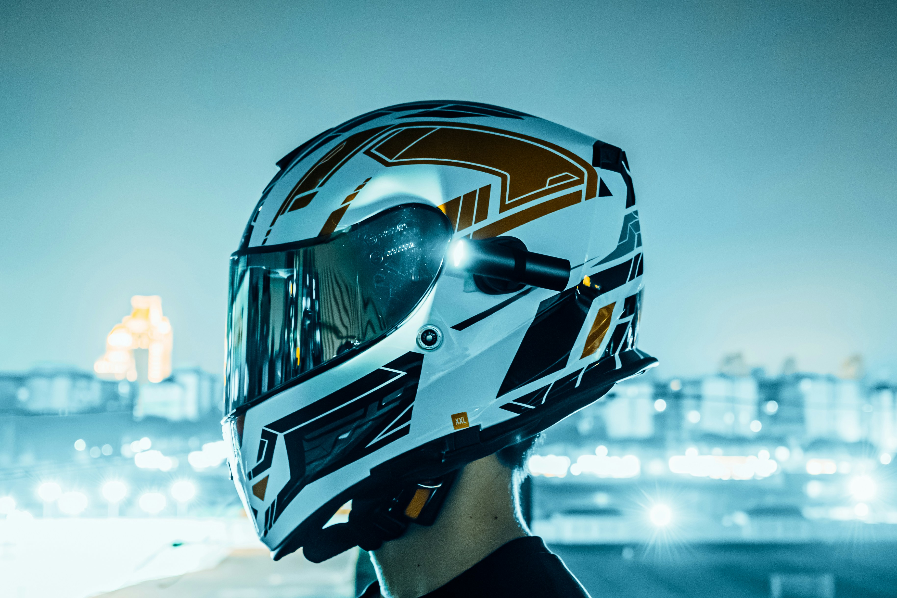 Smart sports helmet in urban environment