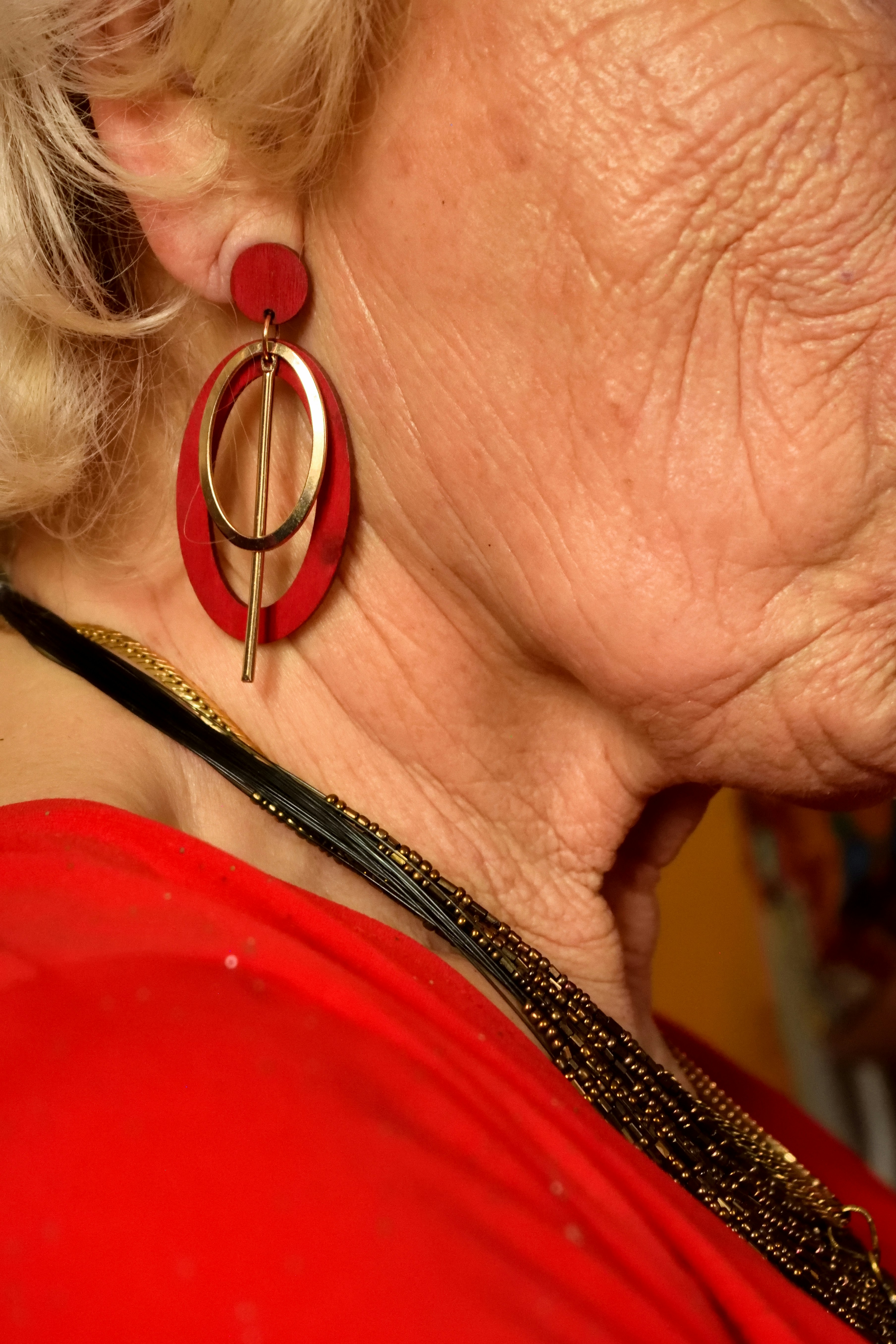 Les boucles d'oreilles d'une vieille femme élégante