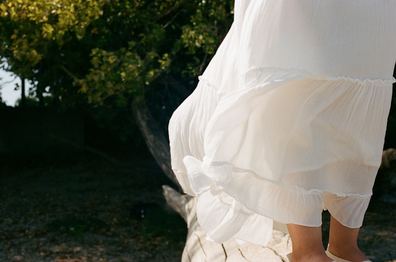 Mujer en vestido blanco jugando