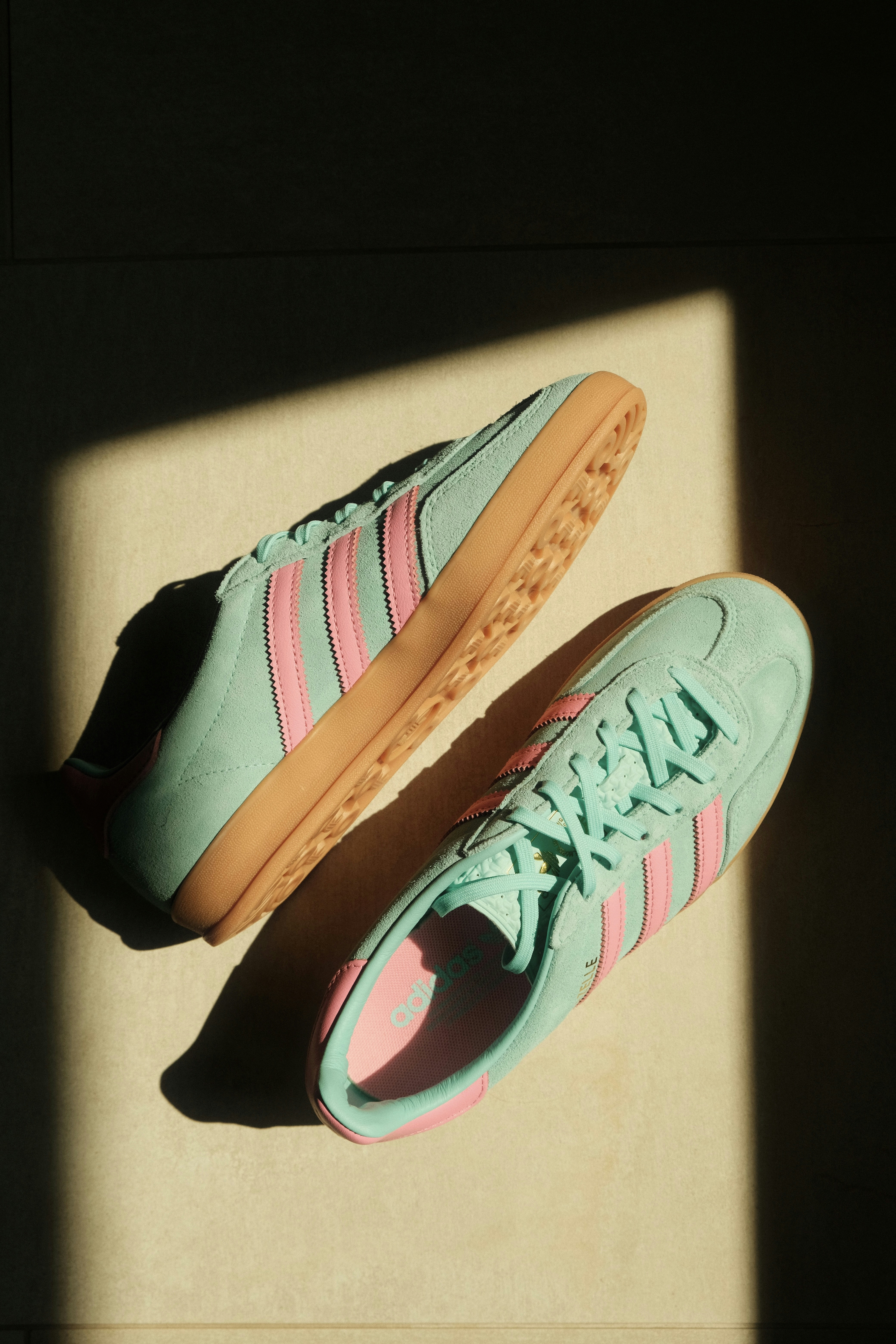 Um par de sapatos sentados em cima de um chão