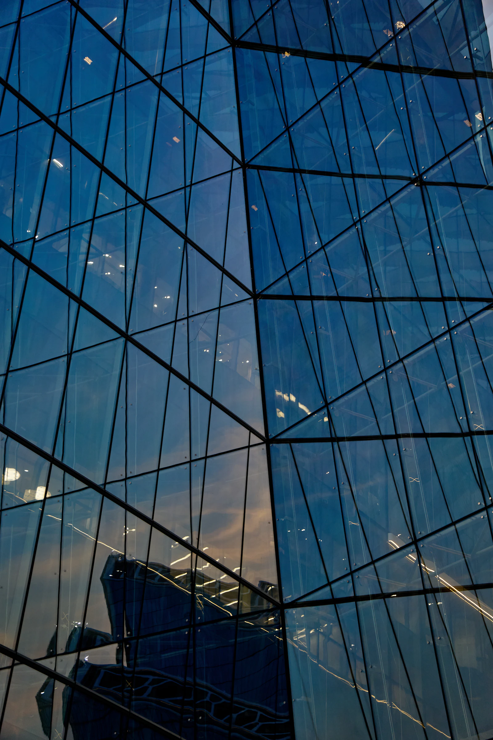 Facciate vetrate di un edificio moderno che riflettono il cielo