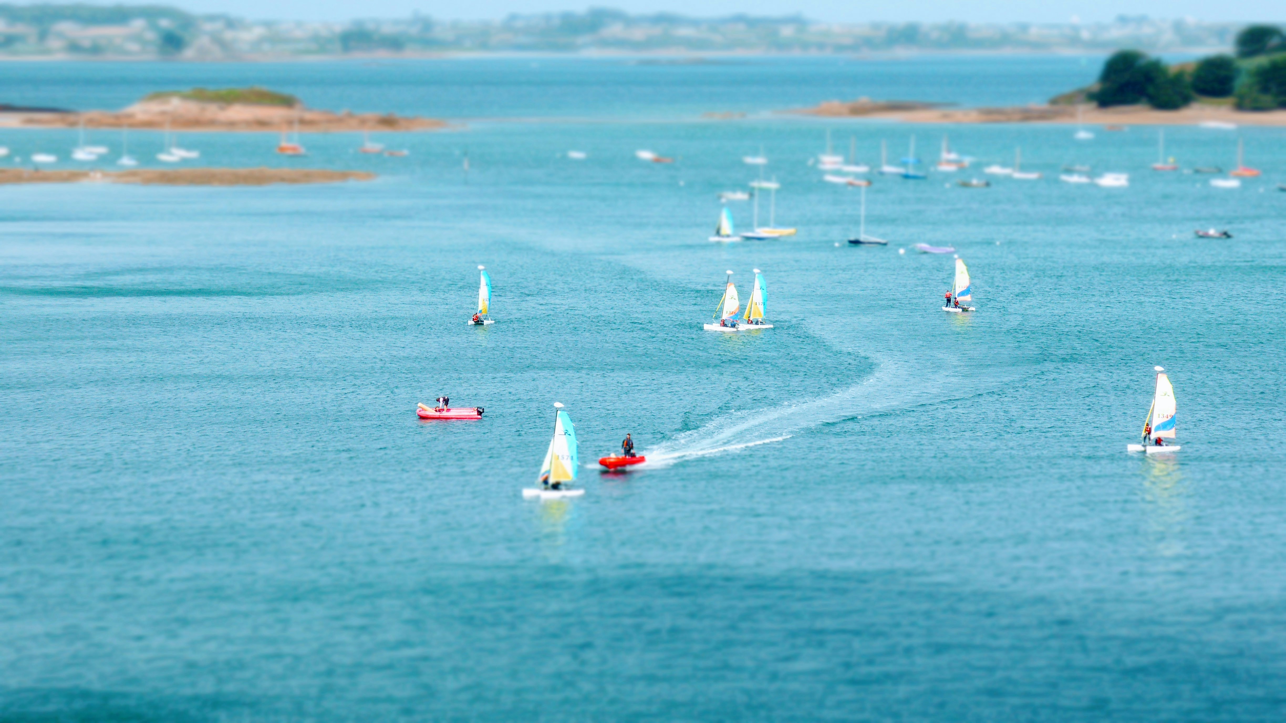 Ein großes Gewässer mit vielen Booten