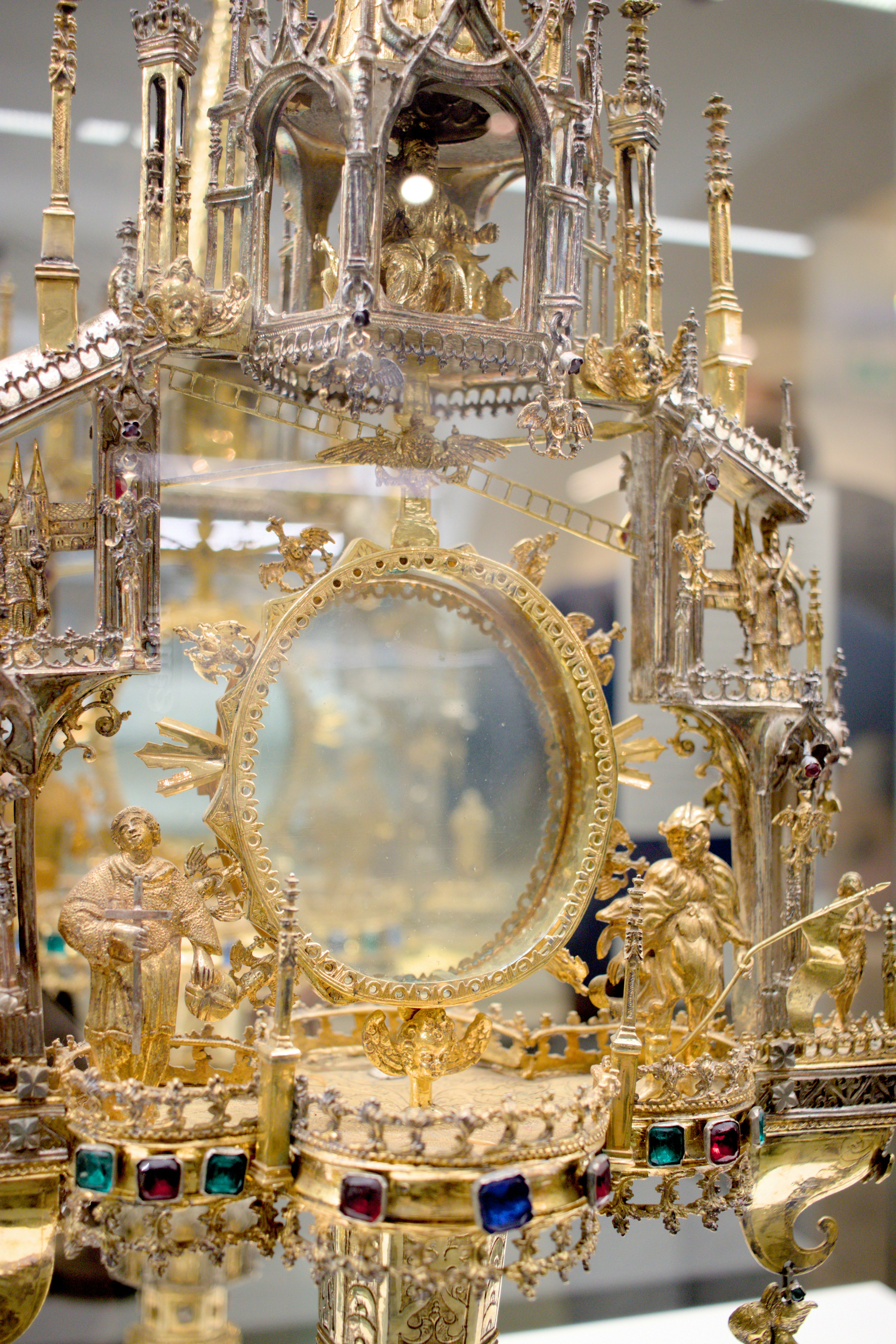 Une horloge en or avec une horloge sur le dessus