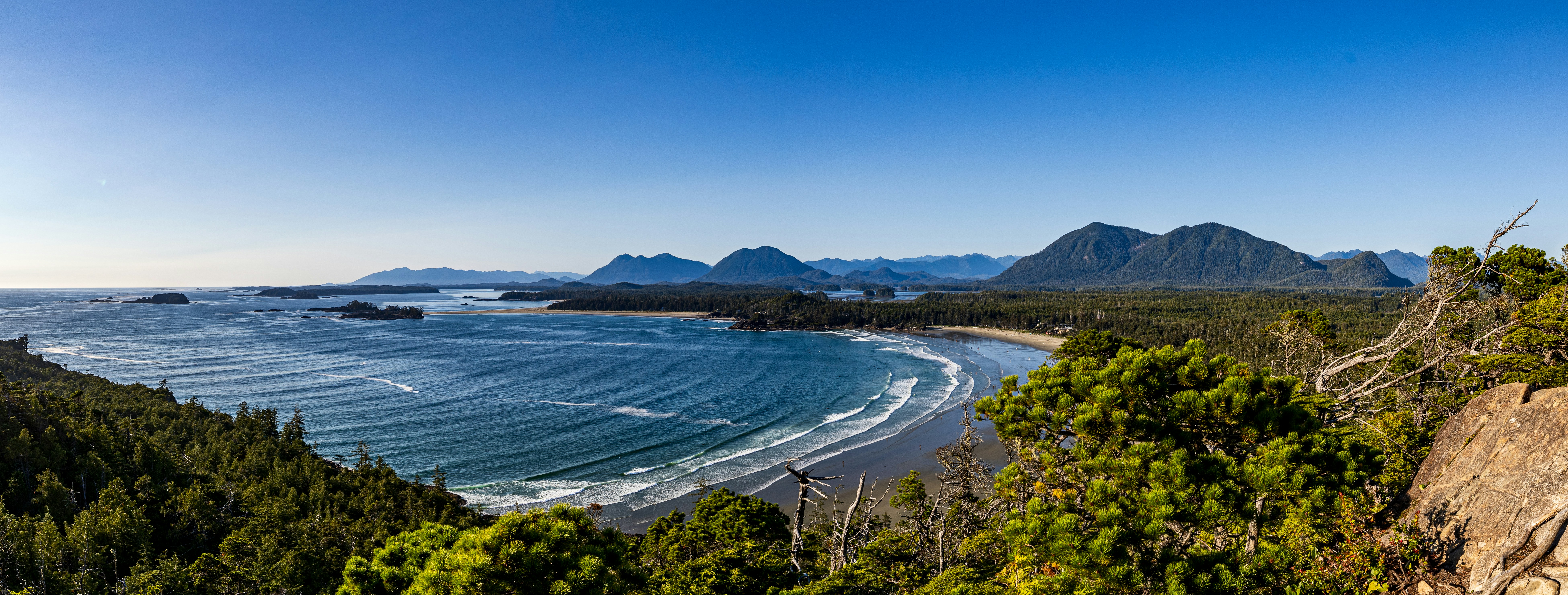 Una vista panoramica sull'oceano e sulle montagne