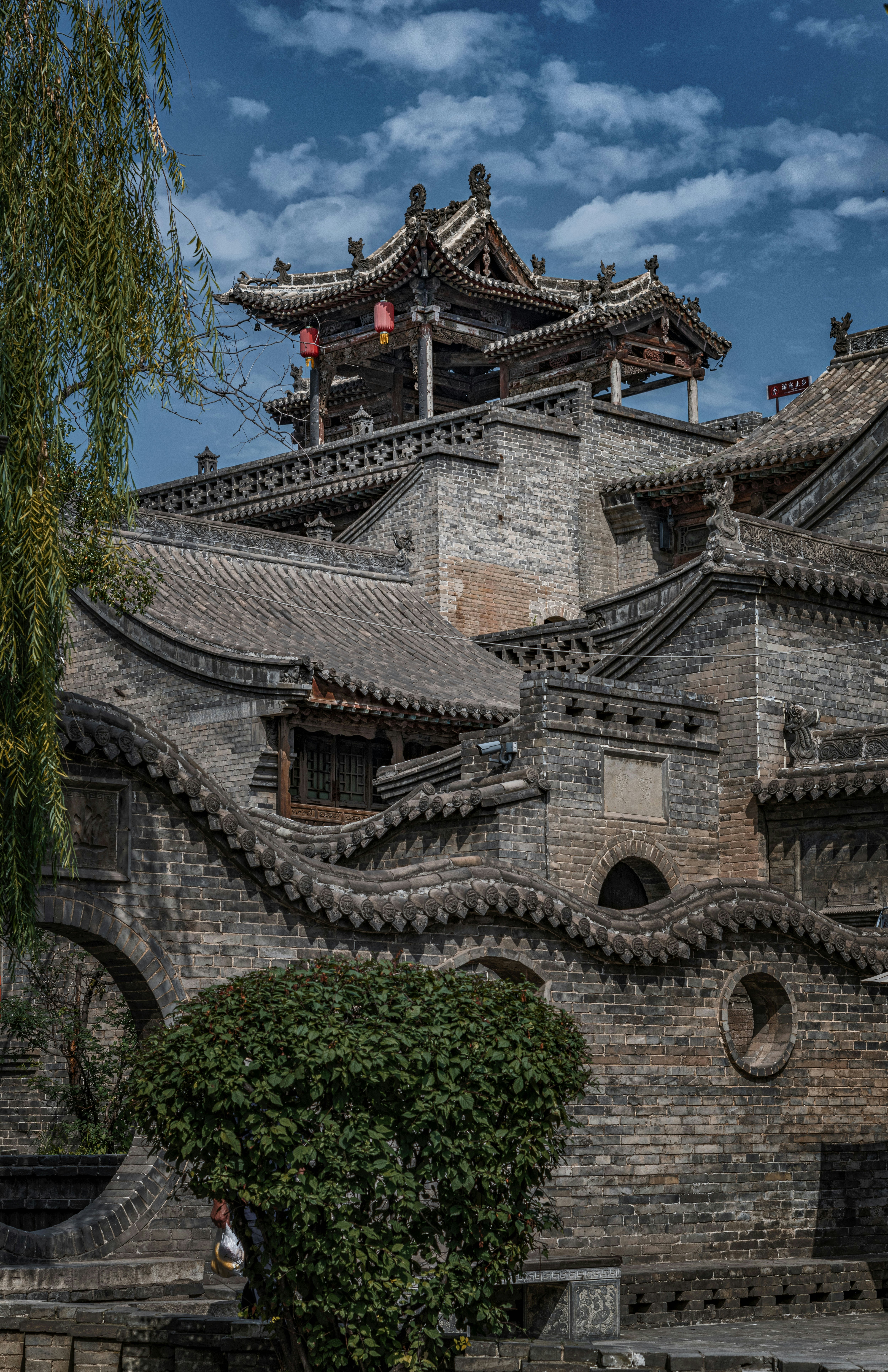 たくさんの窓と空を背景にした大きな建物