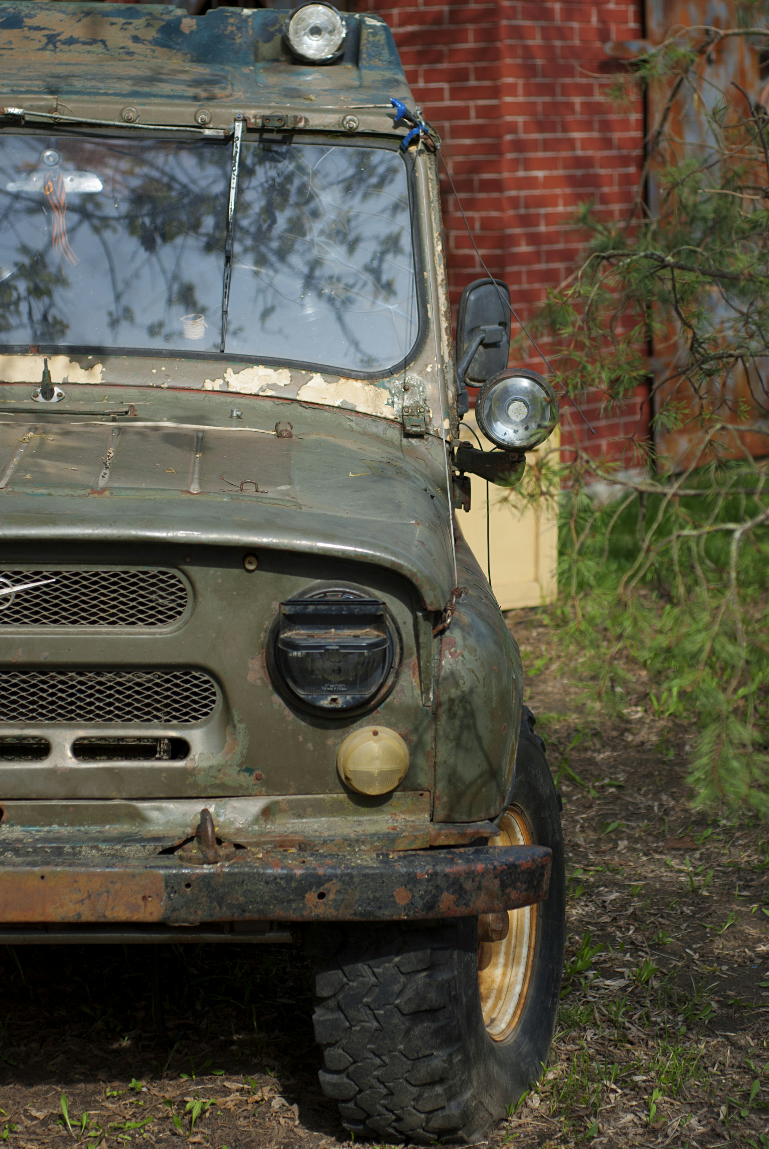 gray computer monitor