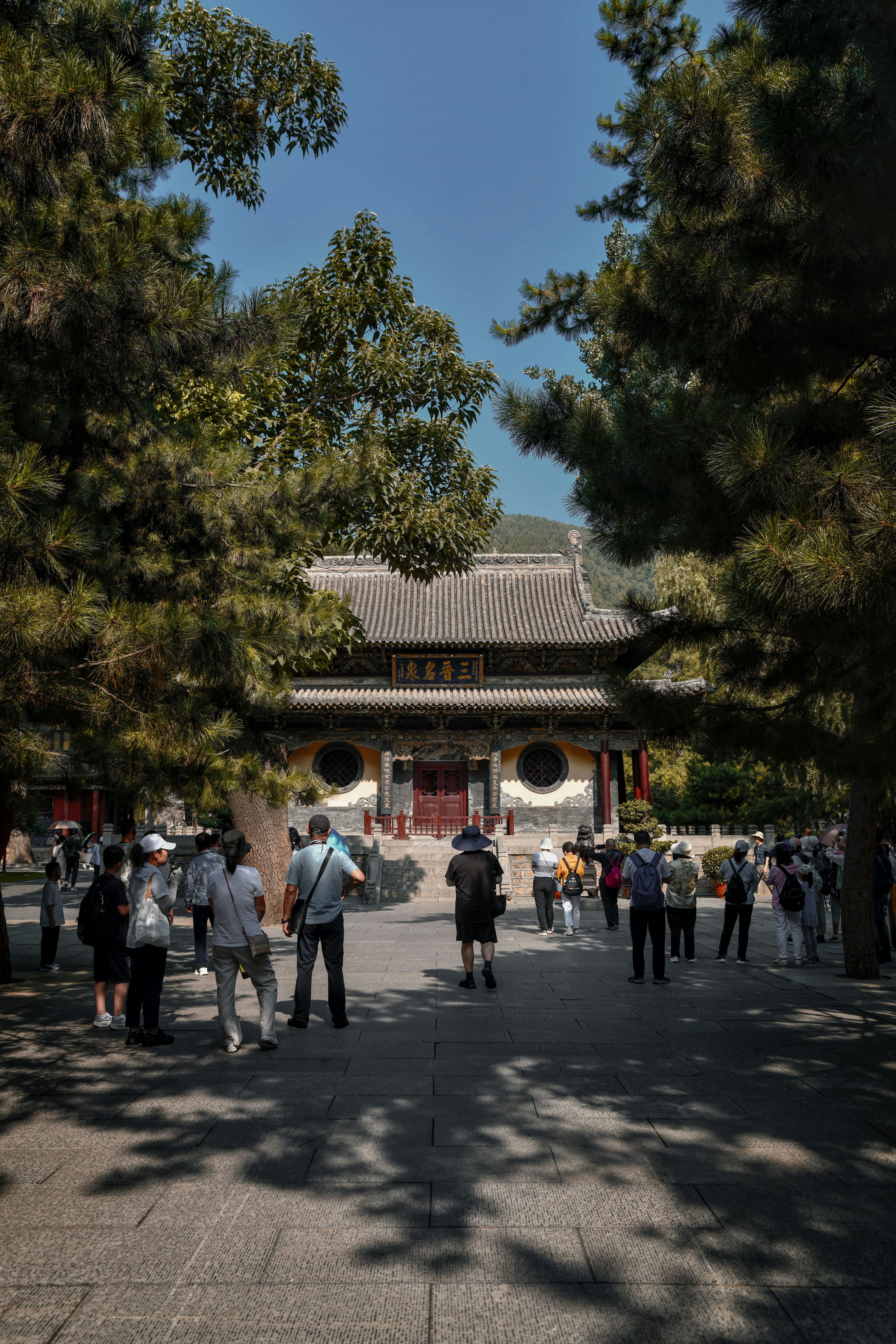 建物の前に立つ人々のグループ