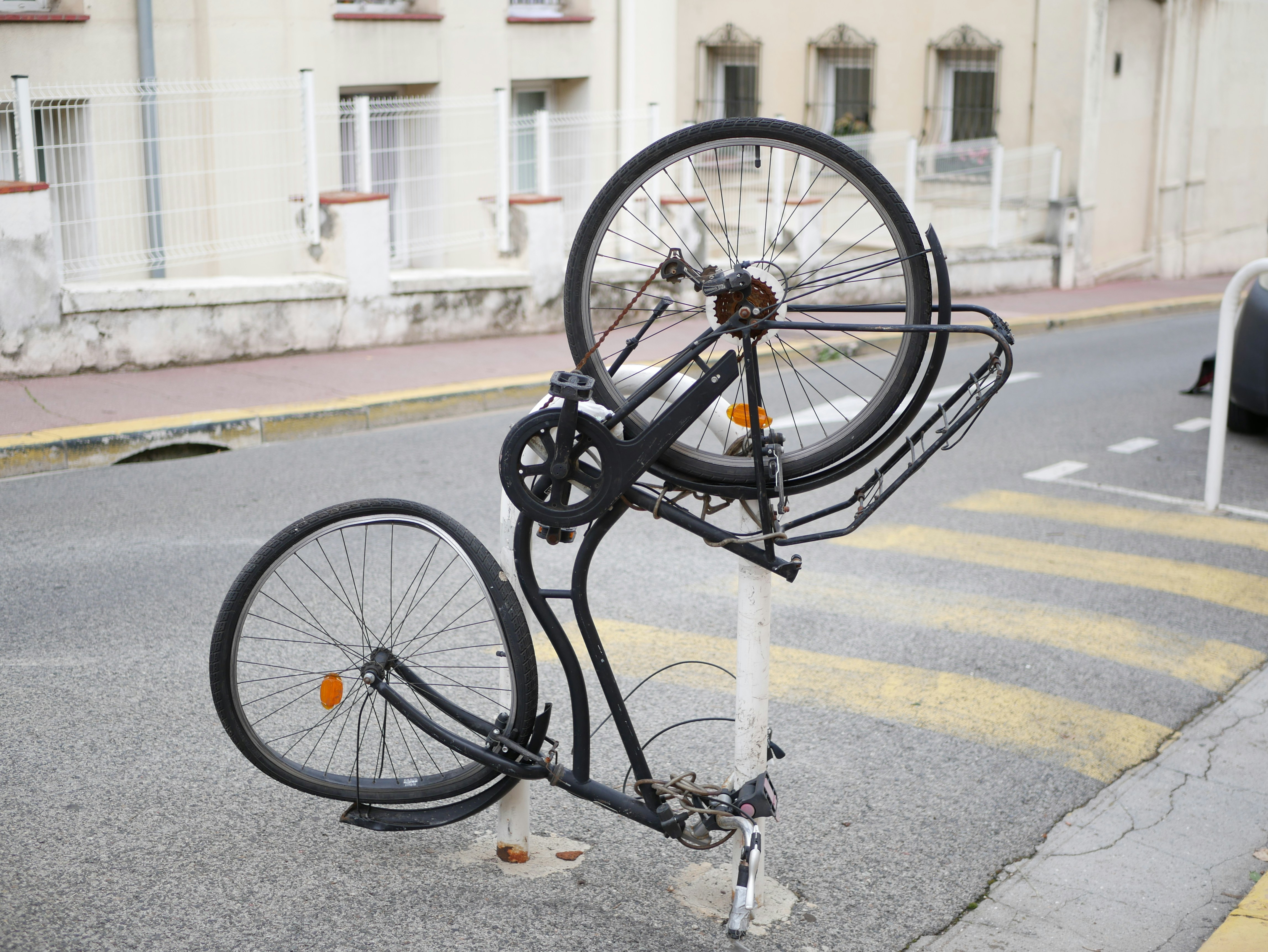 처음 자전거 살 때 알아야 할 것들 - A bicycle parked on the side of the road