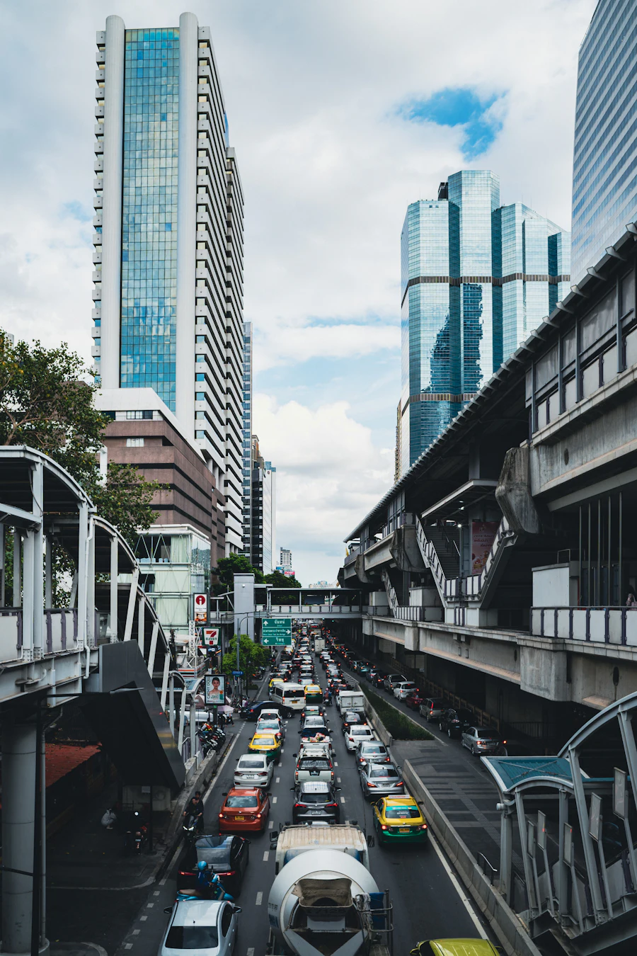 Straße in Bangkok mit Skytrain-Trasse und Hochhäusern