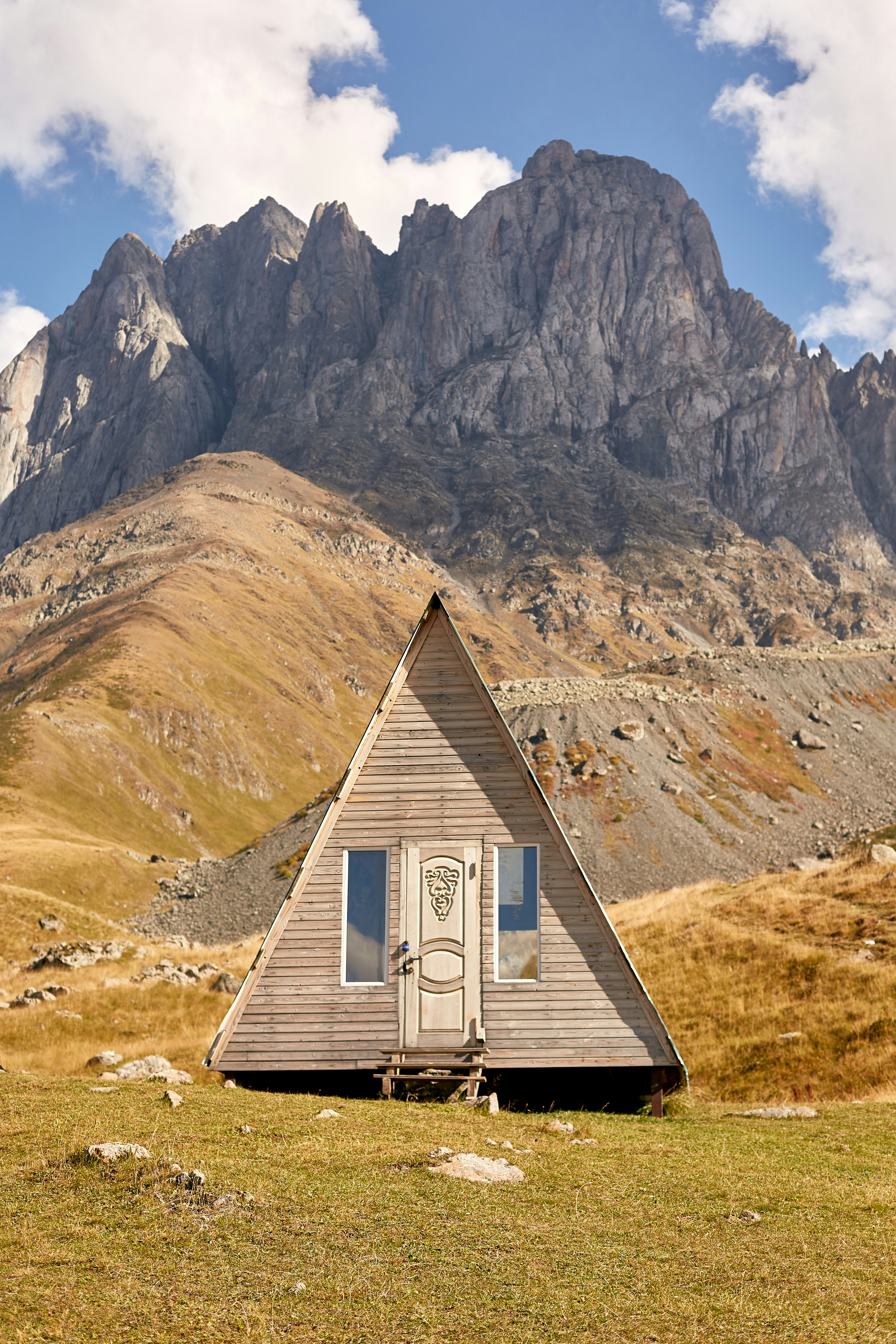 A small cabin in the middle of a mountain range