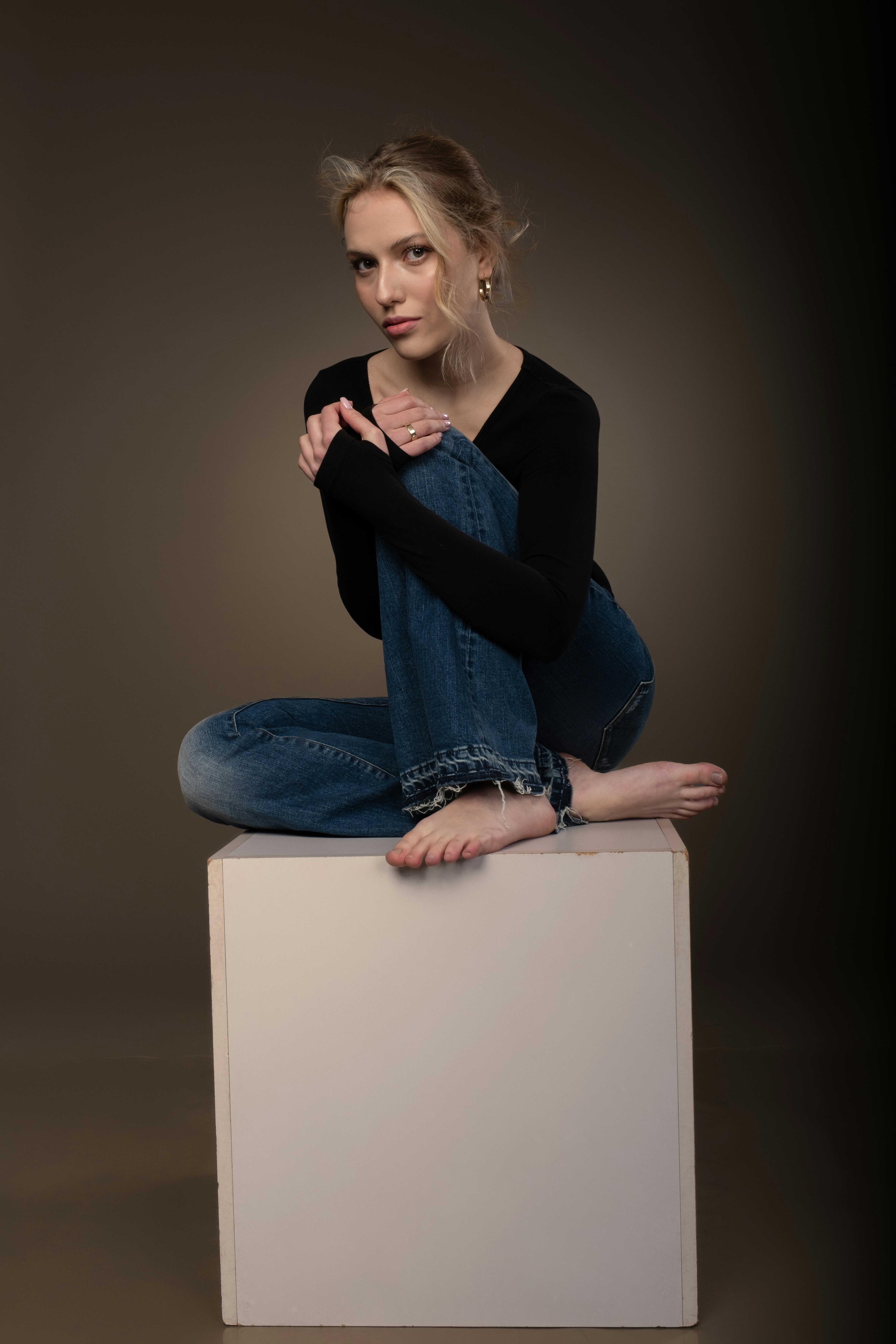 Eine Frau, die auf einem weißen Block sitzt