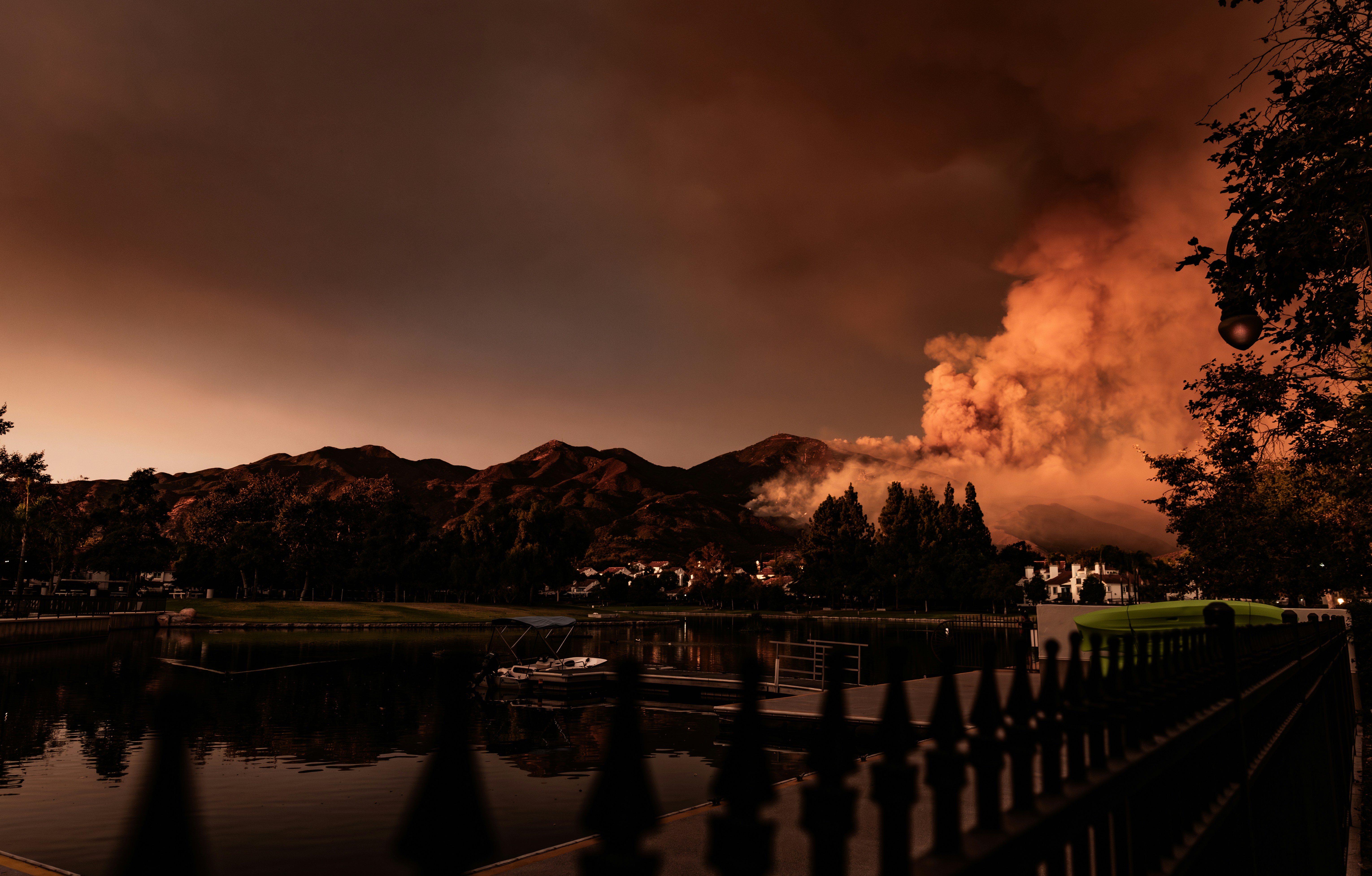 Uma grande nuvem de fumaça é vista à distância