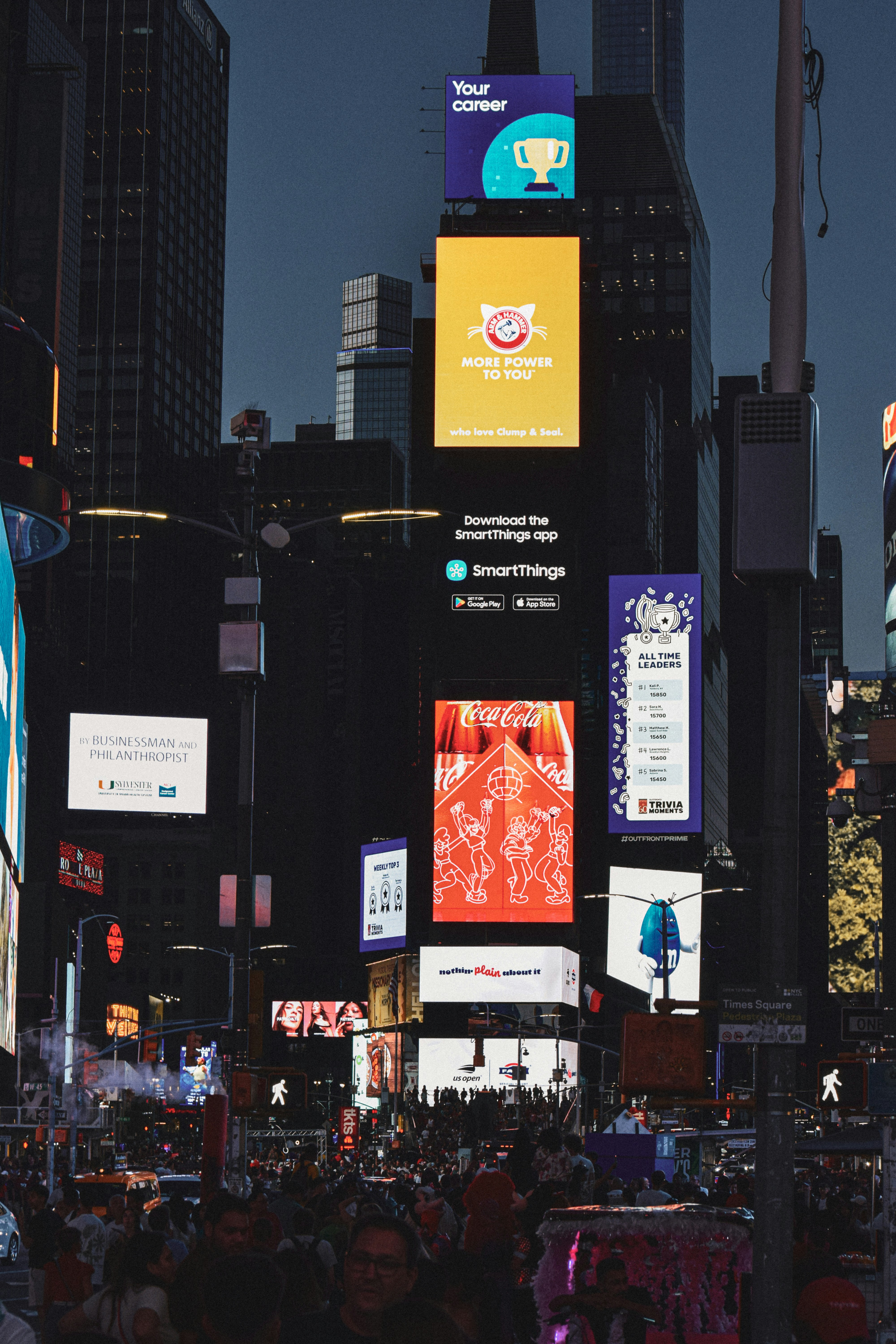 Una calle de la ciudad llena de muchos edificios altos