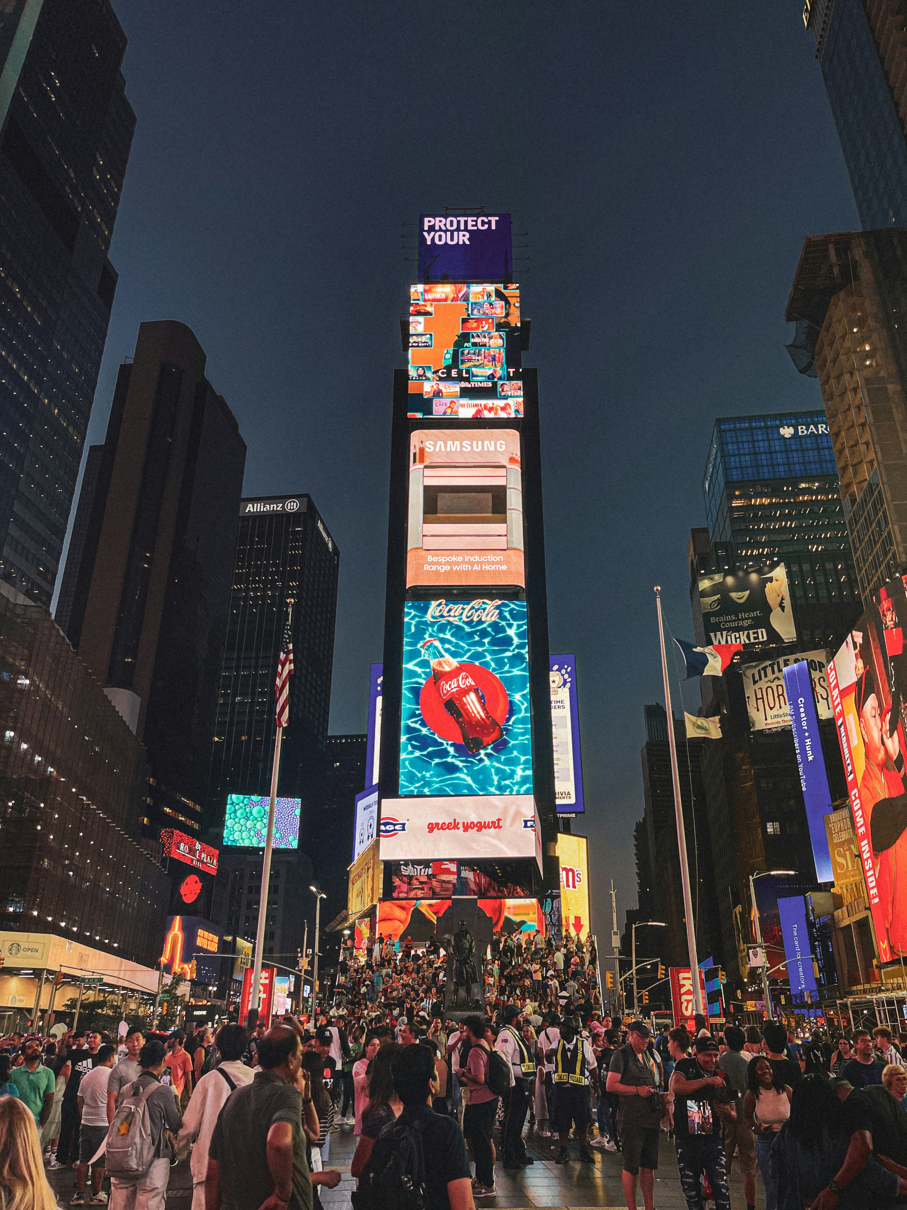 Una calle de la ciudad llena de gente