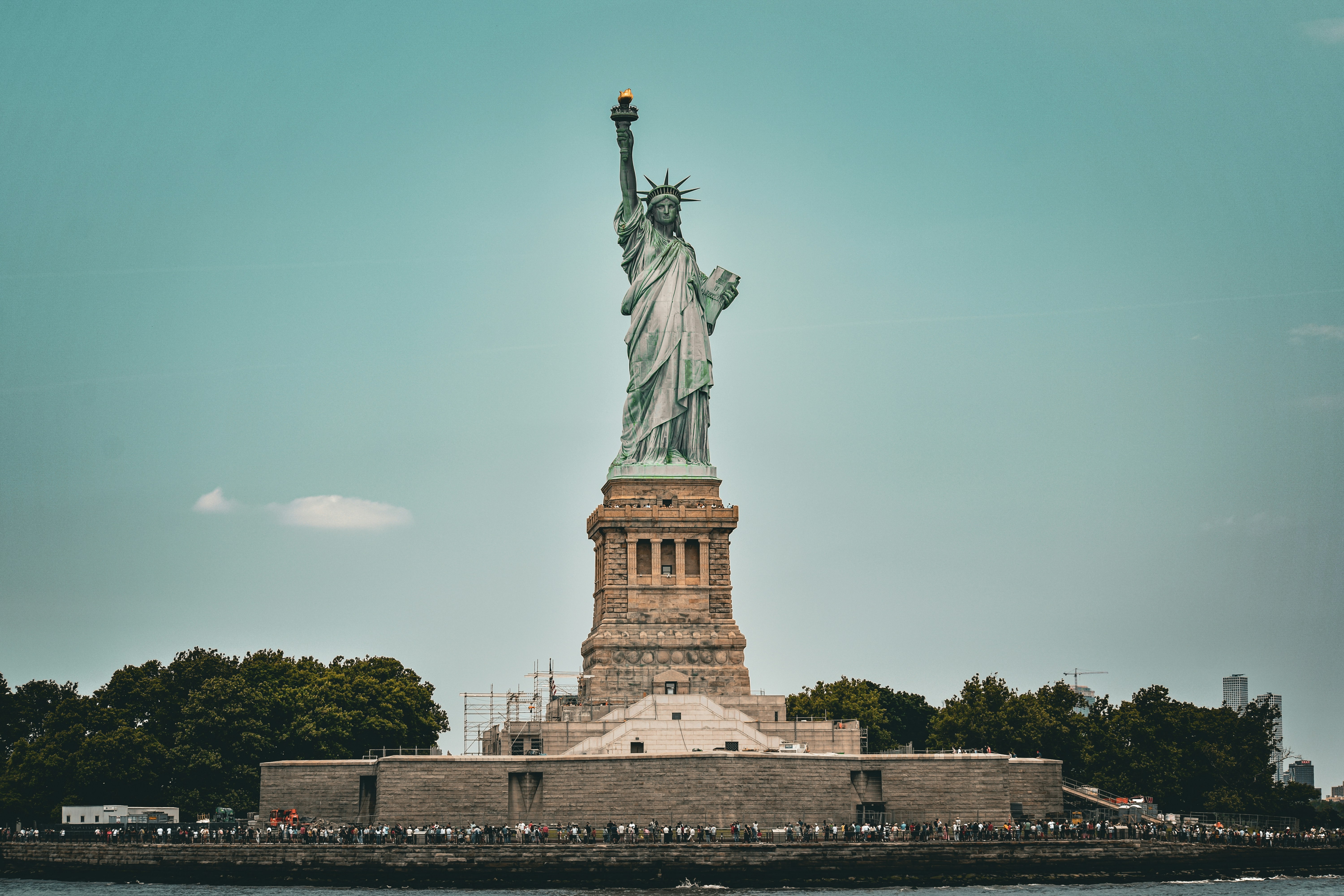 La estatua de la libertad está en medio del agua