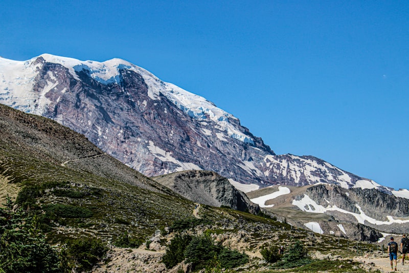 Bedrijfsuitje groep trekt door de bergen van Piemonte