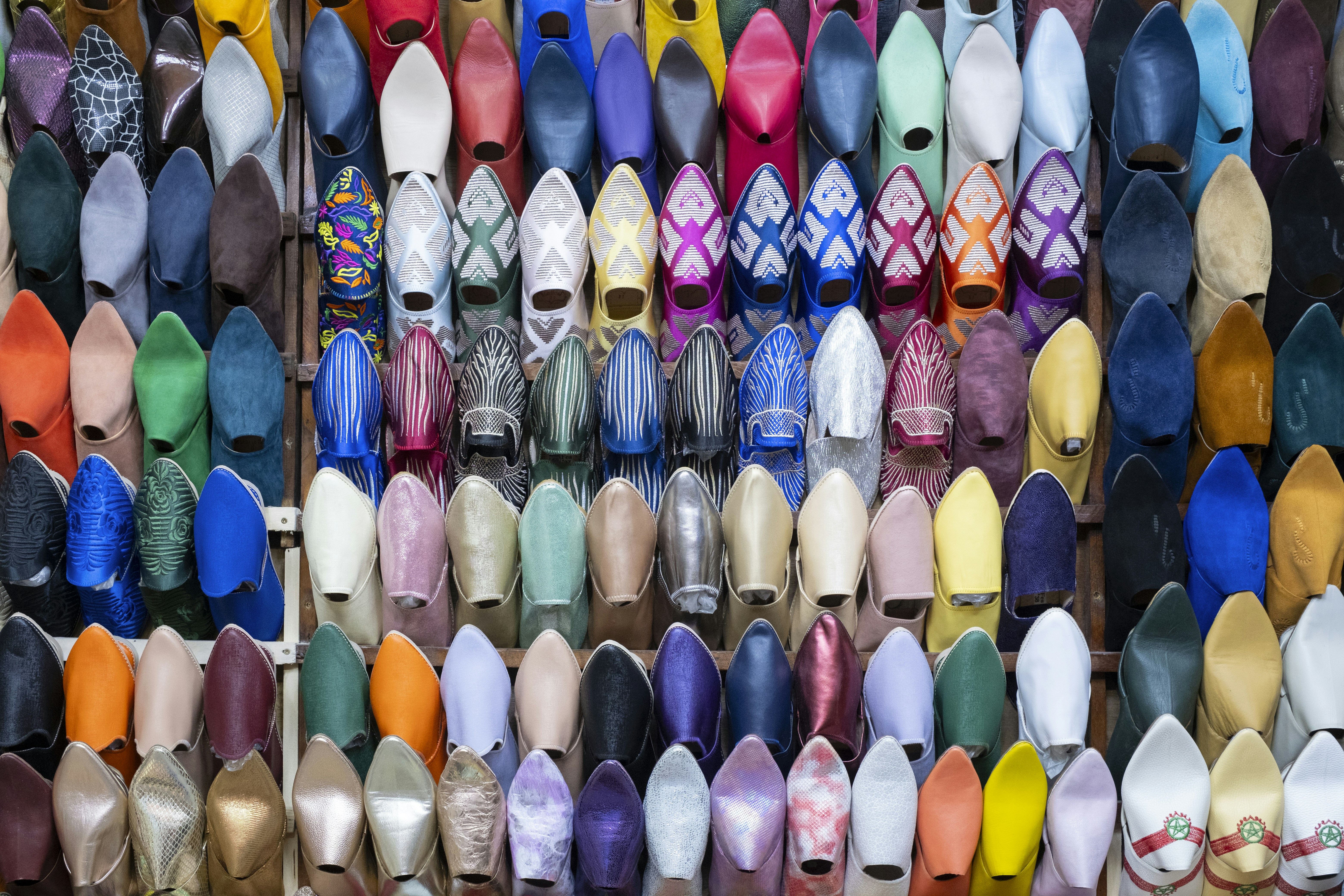 Ein Haufen Schuhe, die auf einem Gestell liegen