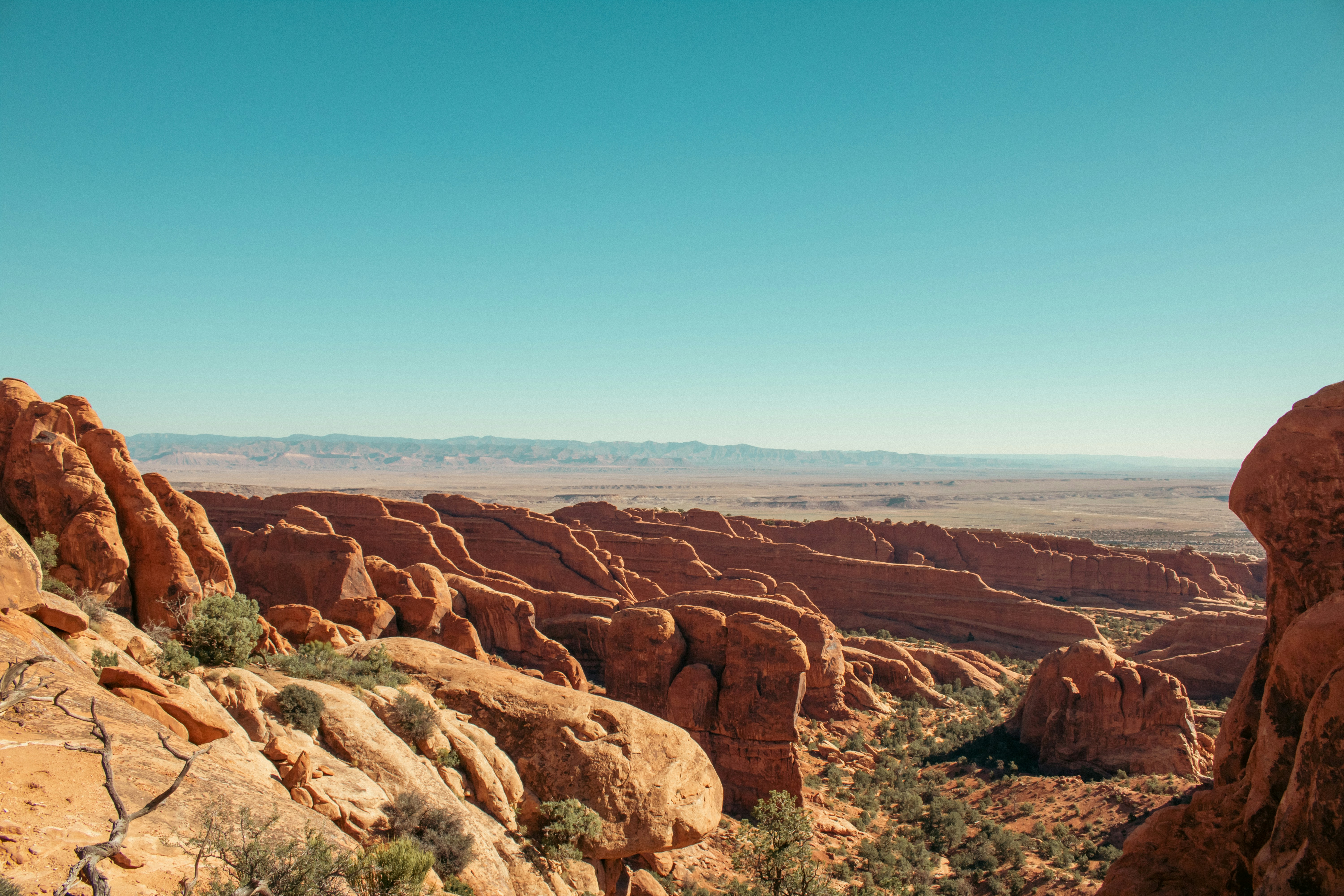 Devil’s Garden is a unique and stunning area located in Arches National Park, Utah. It’s known for its incredible sandstone formations, towering rock fins, arches, and dramatic desert landscapes. The area offers some of the most picturesque and iconic features of the park, making it a popular destination for hikers, photographers, and outdoor enthusiasts.