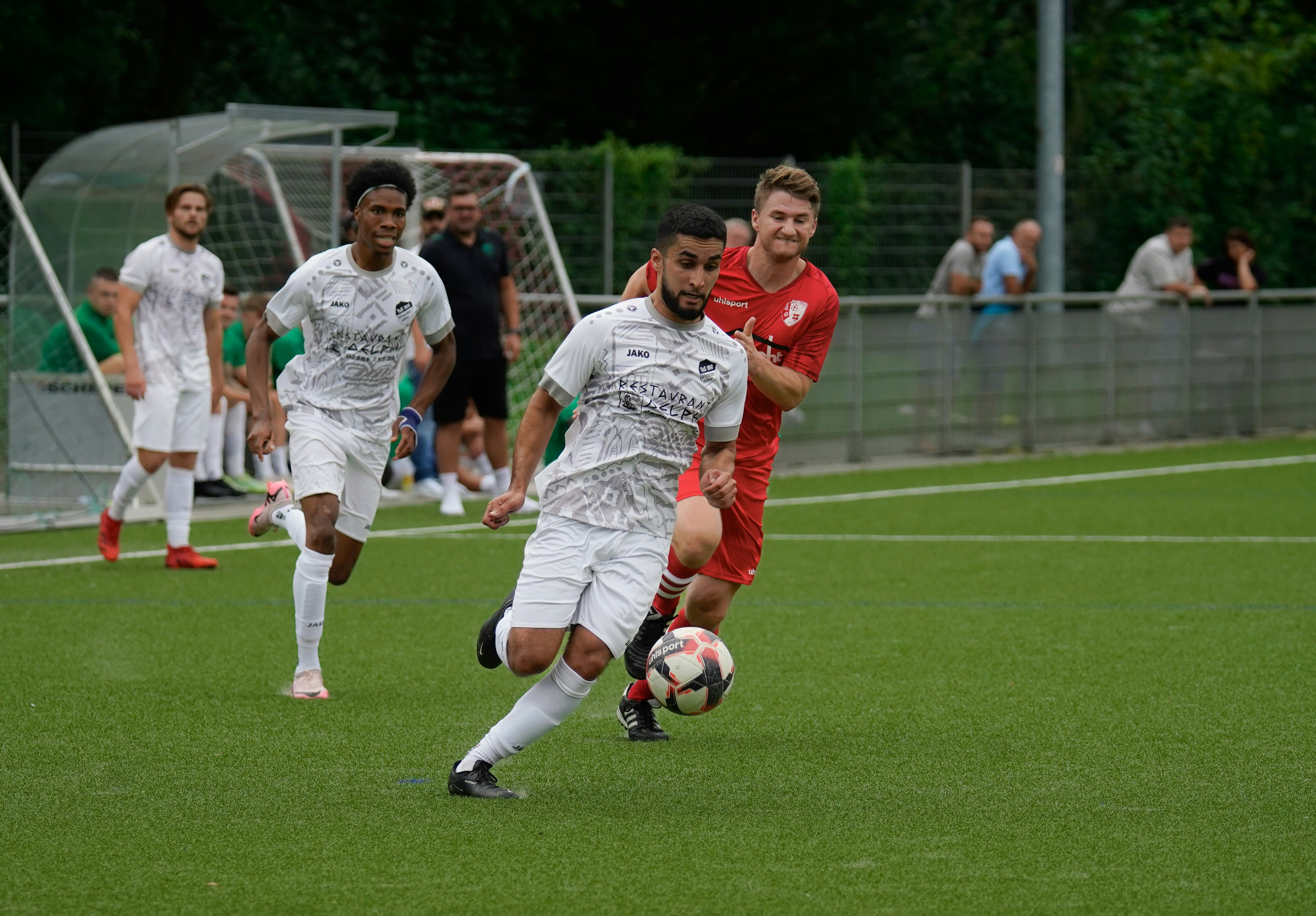 Sekelompok pemuda bermain sepak bola