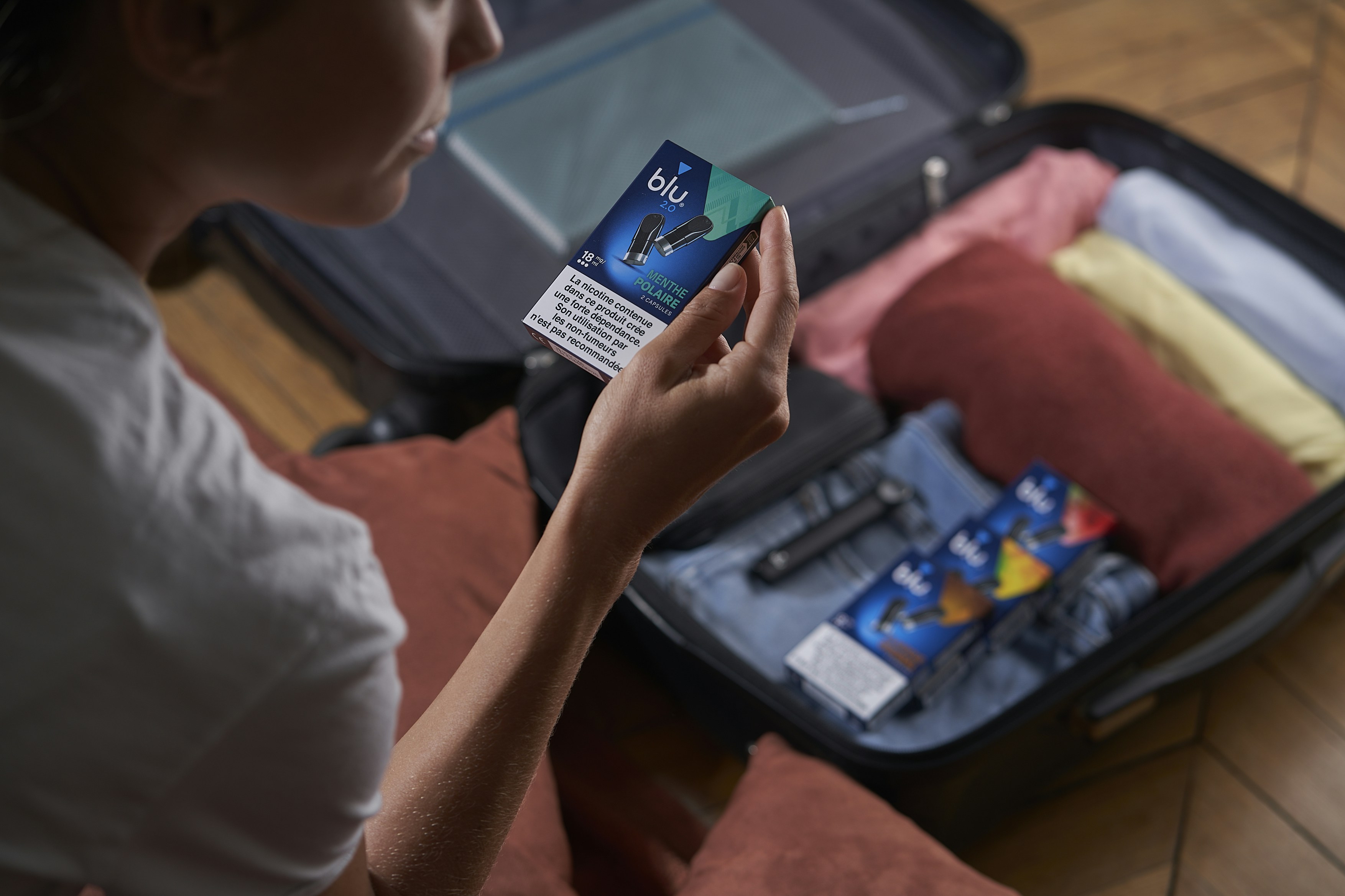 um, mulher, sentando, chão, com, um, pedaço de bagagem