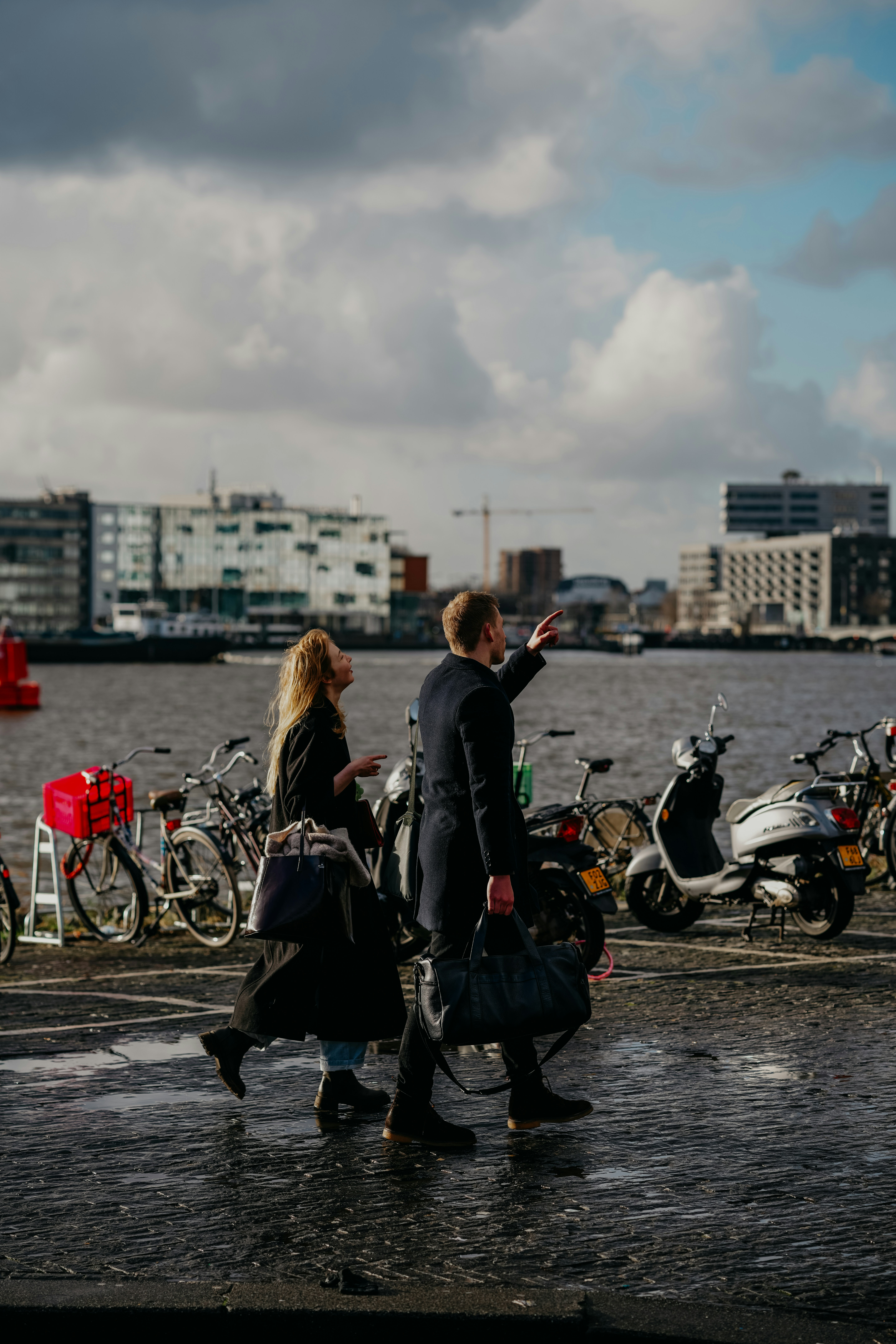 한 남자와 한 여자가 물가를 걷고 있다
