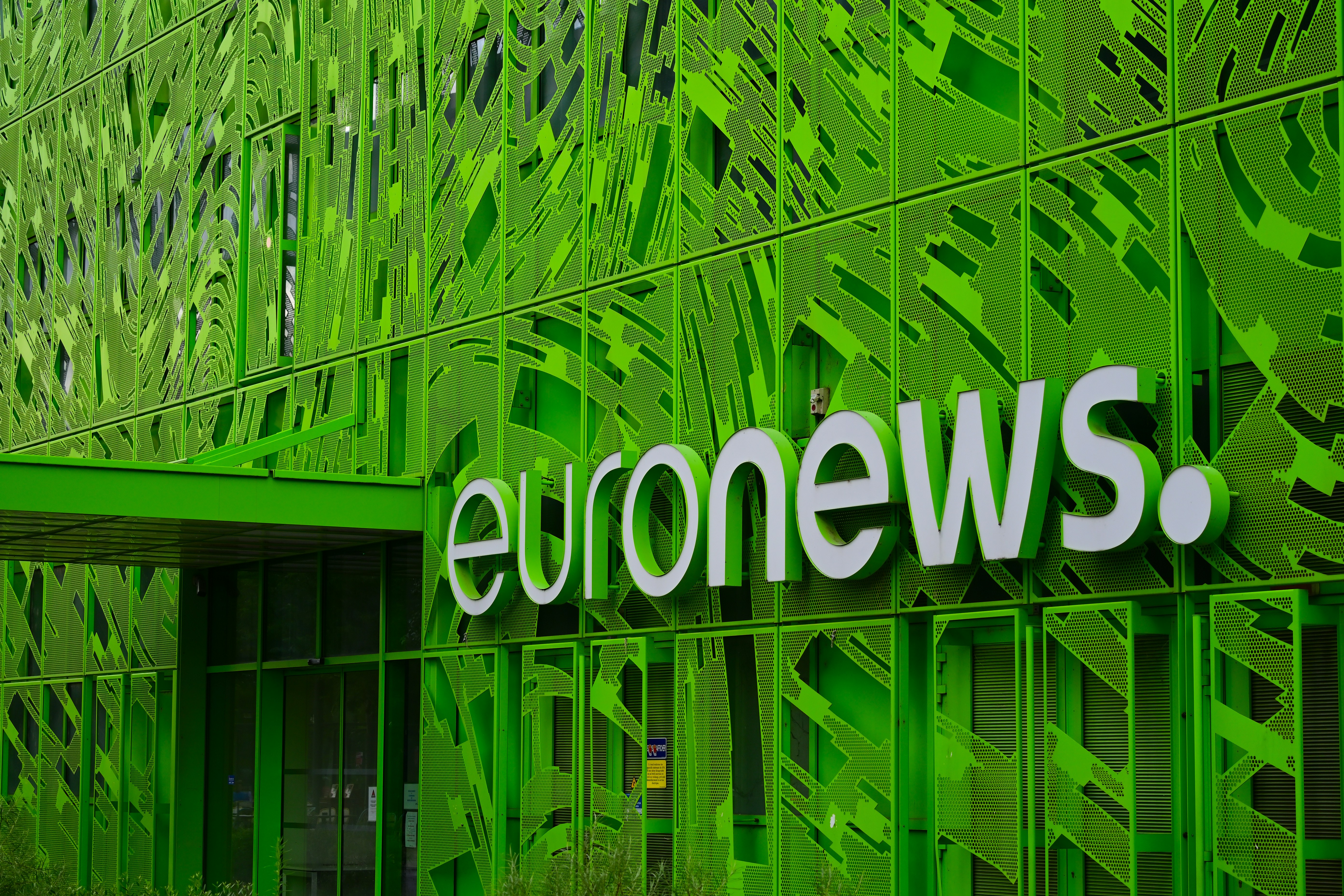 A green building with the word euronews on it