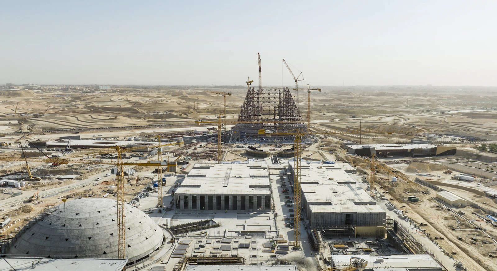 موقع إنشائي — قطاع المقاولات