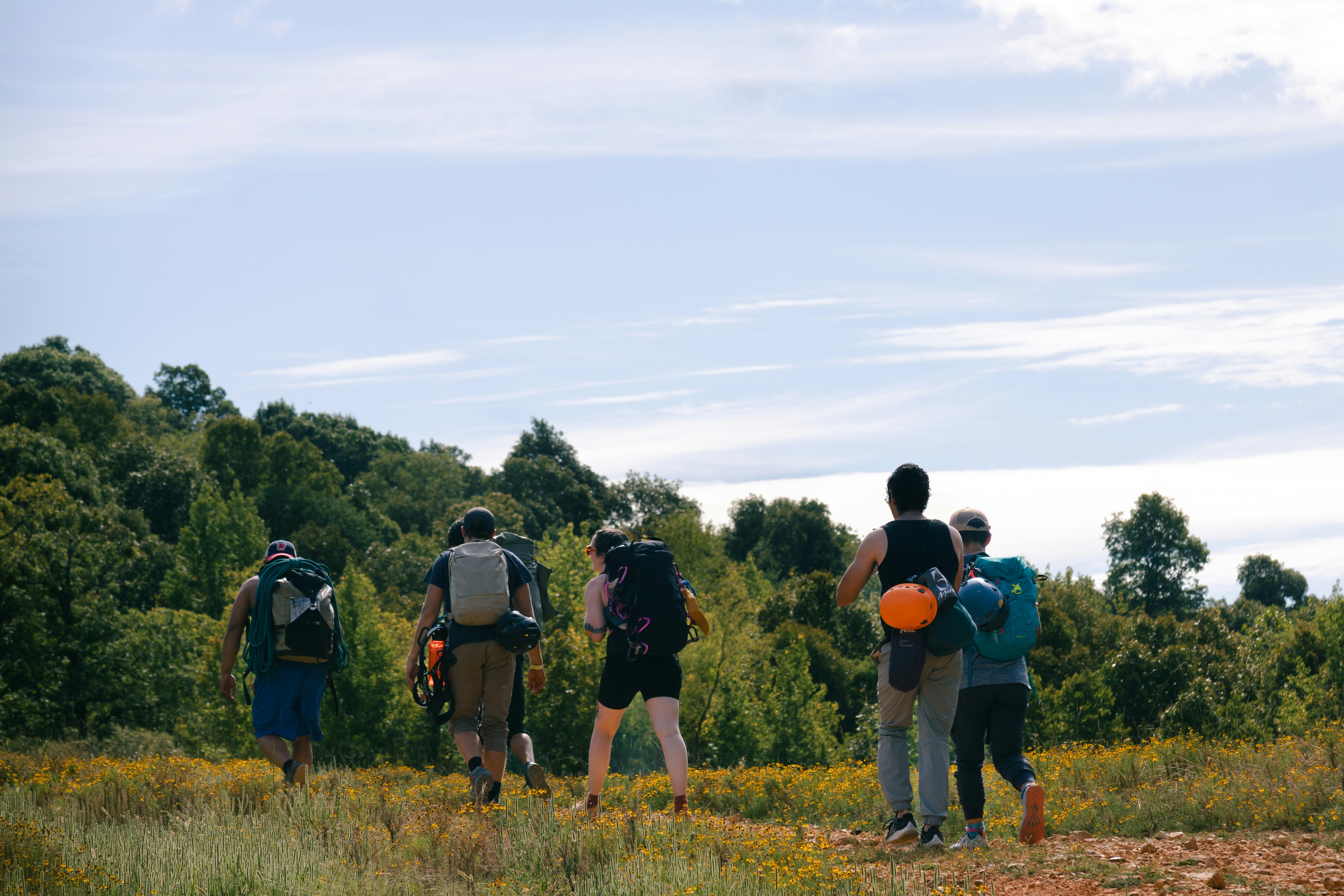 viajeros mochileros caminando en un prado