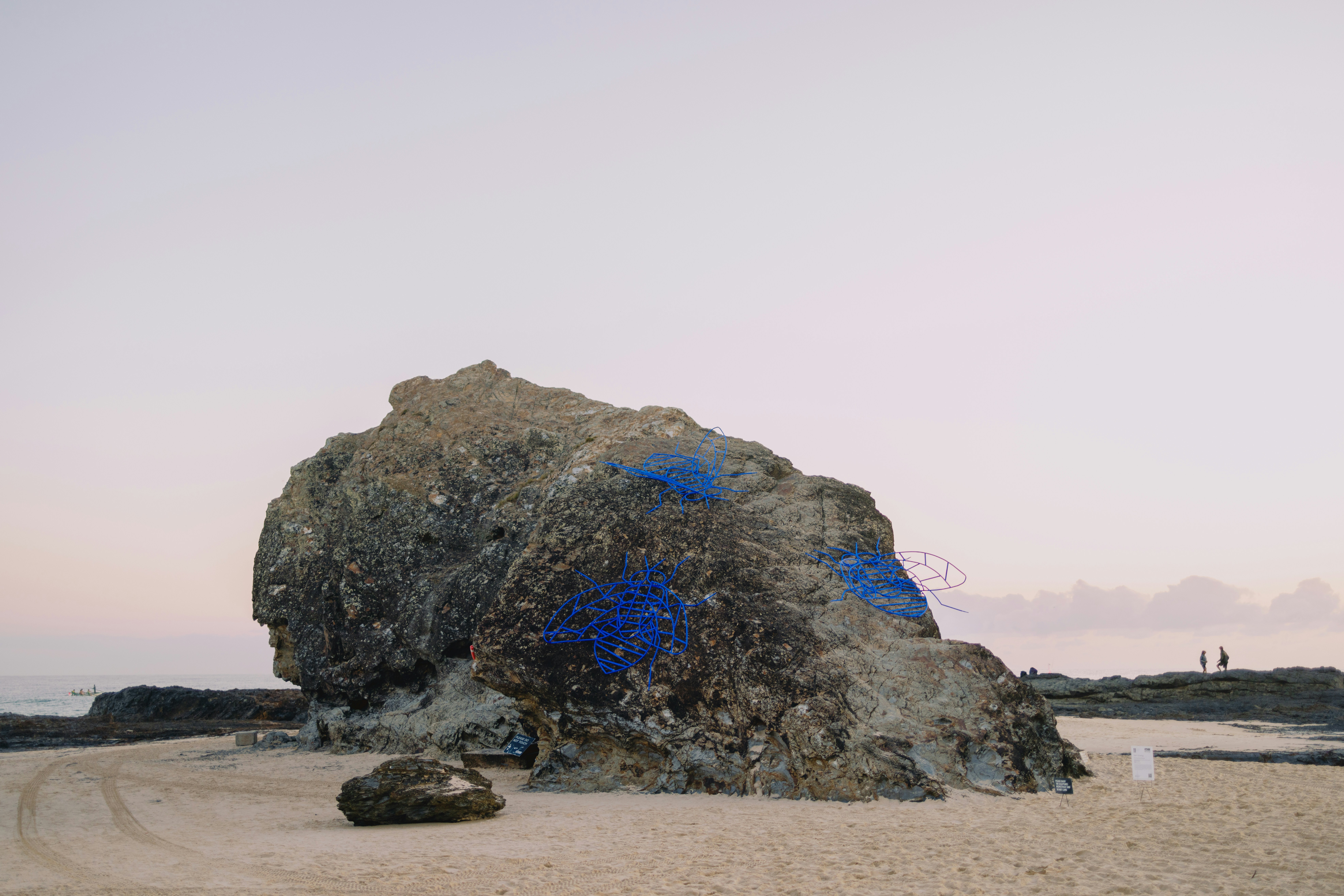 A large rock sitting on top of a sandy beach photo – Free Beach Image ...