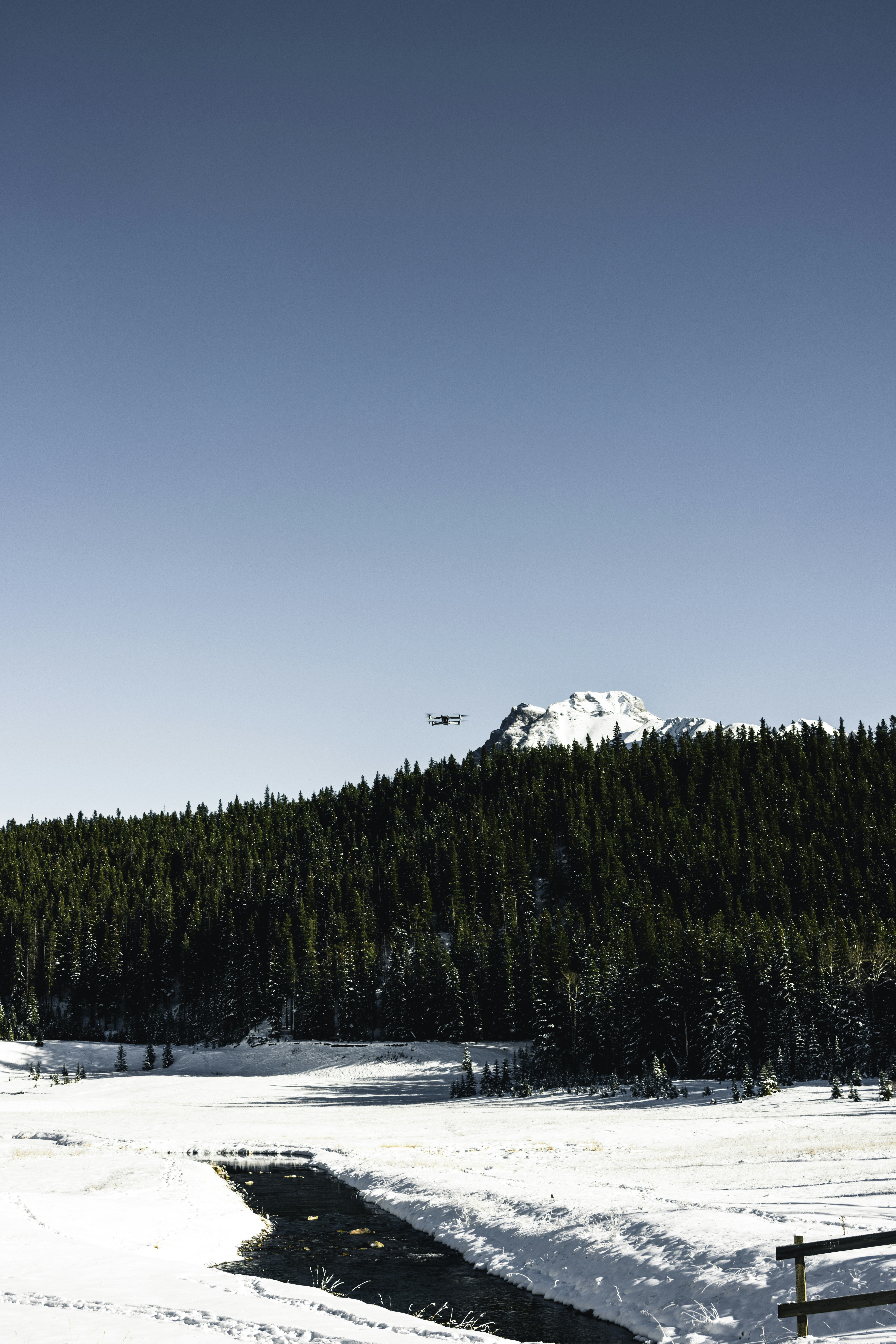 Un hombre montando una tabla de snowboard por el lado de una pendiente  cubierta de nieve foto – Imagen de Montaña gratuita en Unsplash, image size:3000x4498