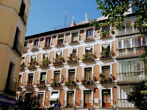 A tall building with lots of windows and balconies