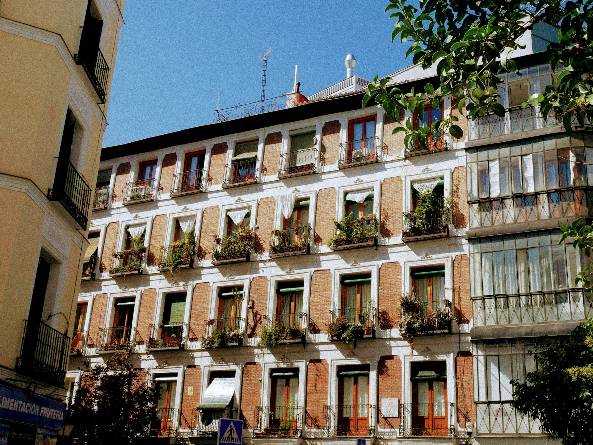 A tall building with lots of windows and balconies