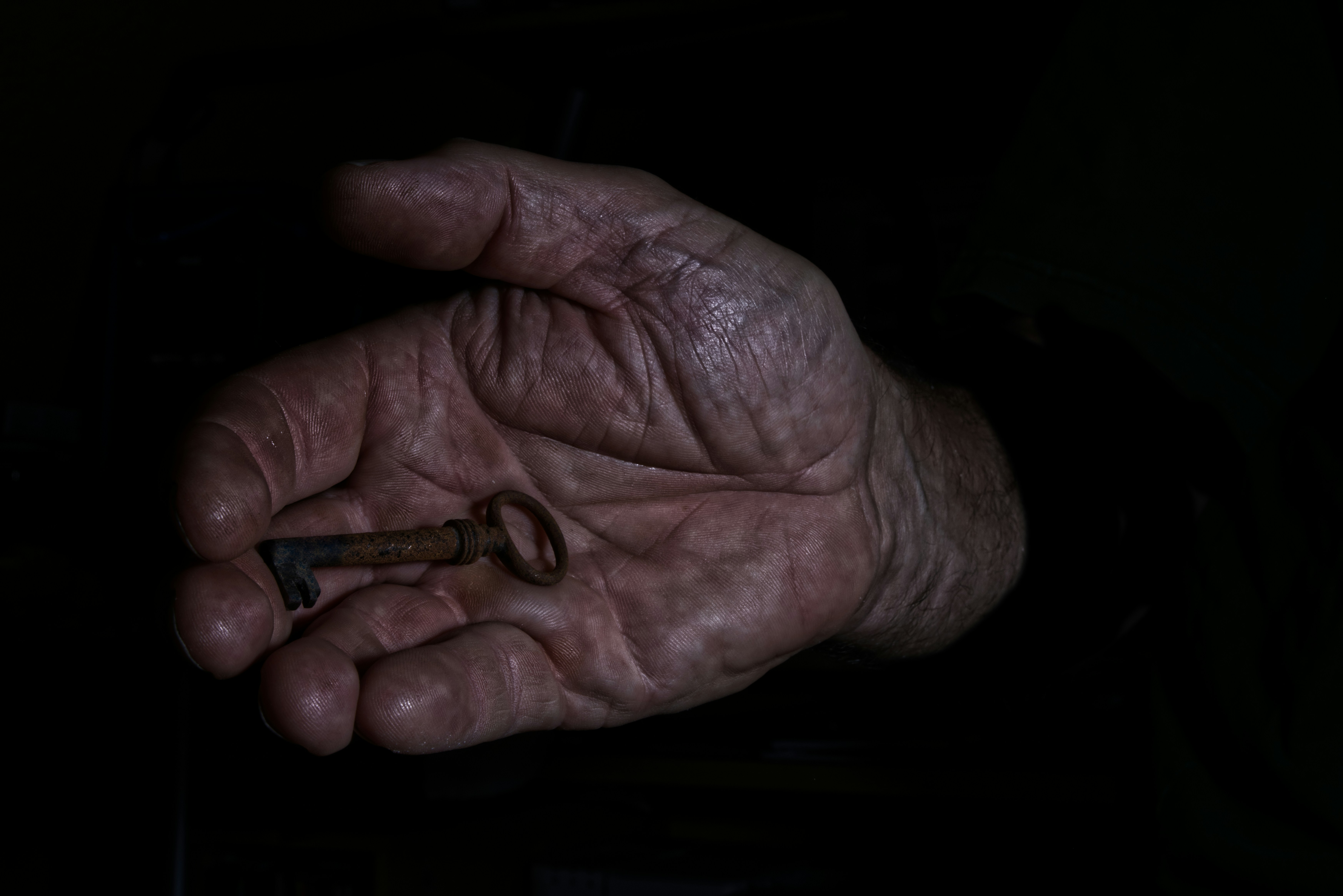 A person holding a key in their hand photo – Free Neustadt am ...