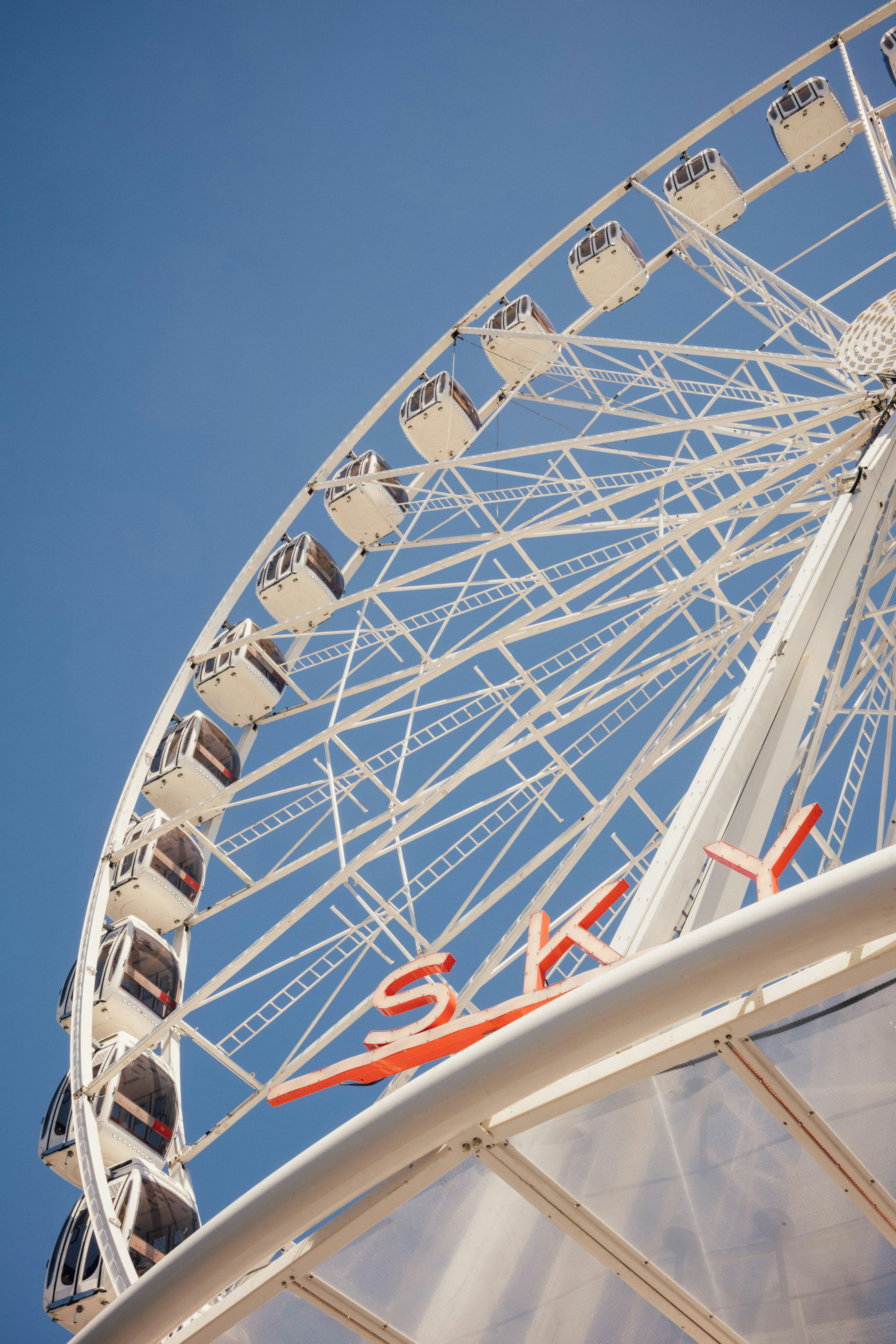 Une grande roue blanche sur un ciel bleu